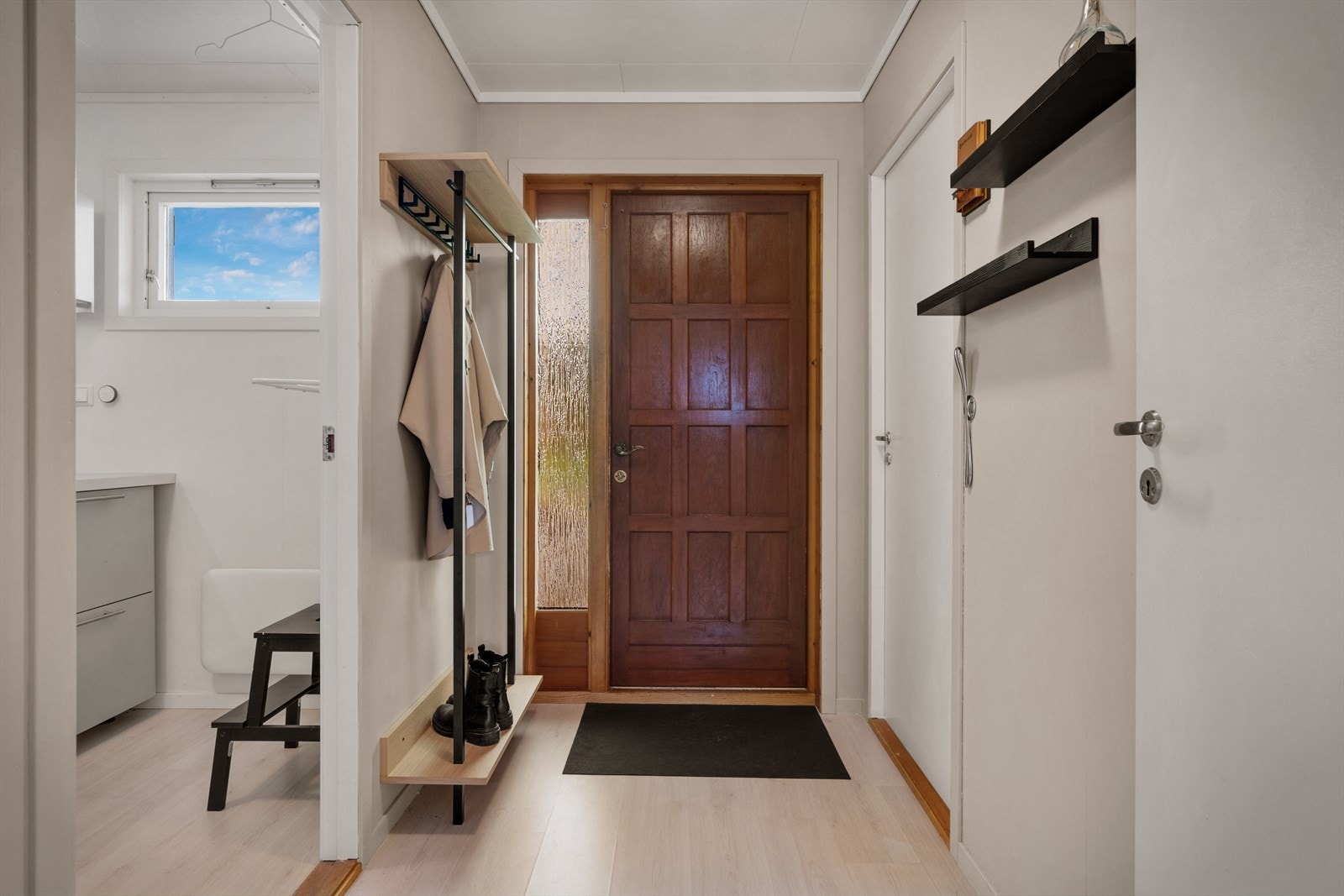 Praktisk entré i boligens 1.etasje Galleribilde