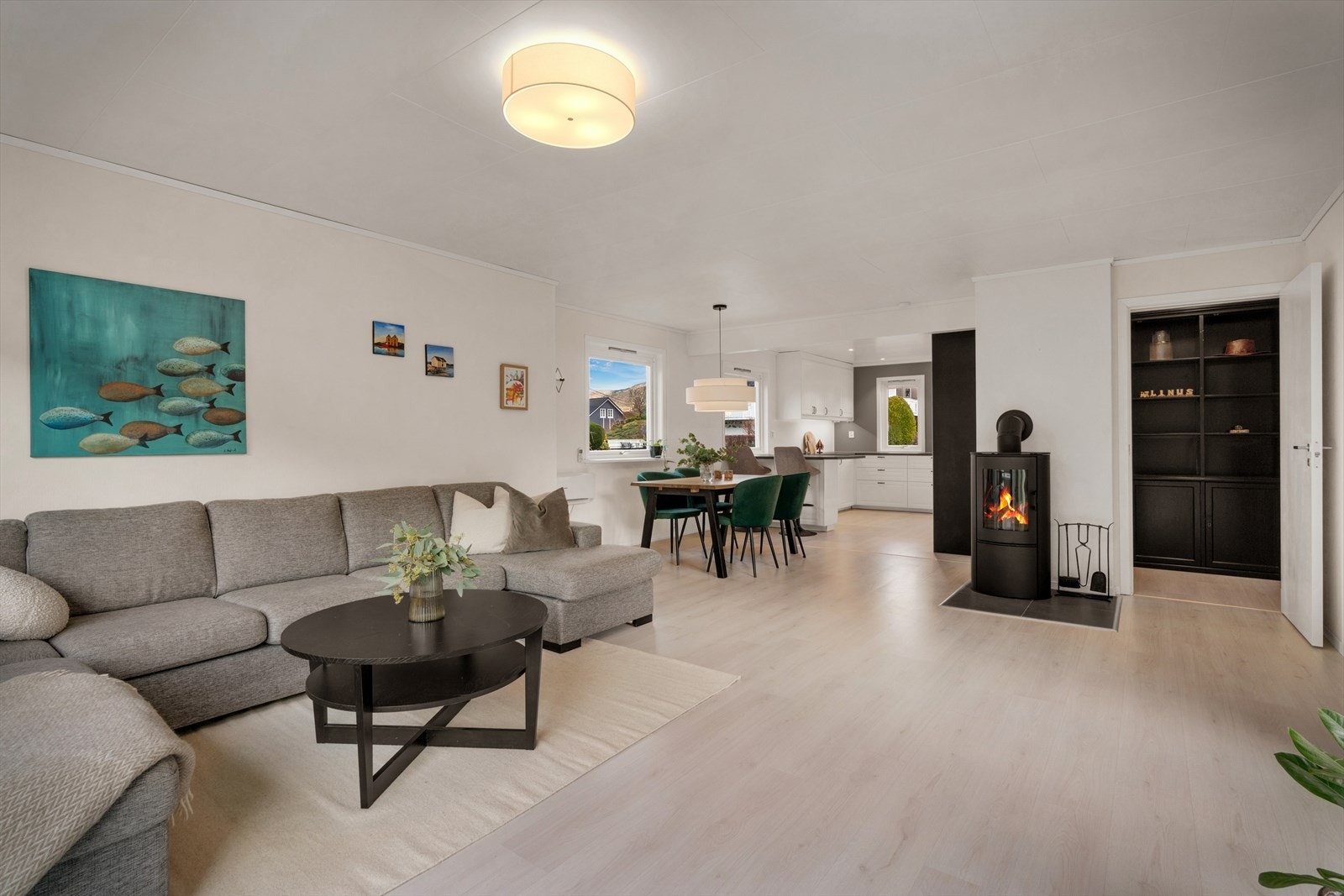 Fra gangen kommer du inn i den lyse og åpne stue- og kjøkkenløsningen Galleribilde