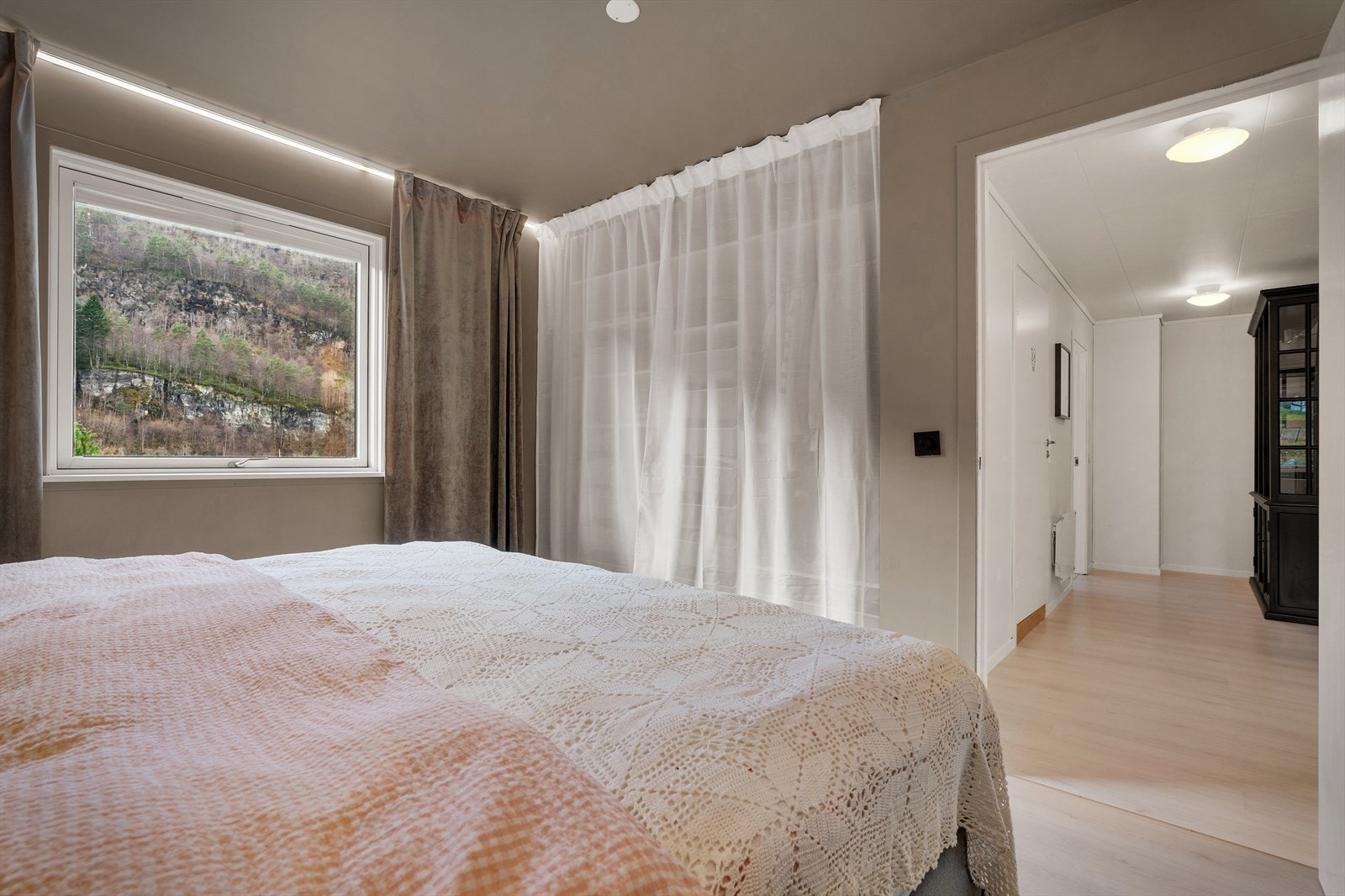 Hovedsoverommet på 9,8 kvm er romslig med god plass til dobbeltseng Galleribilde