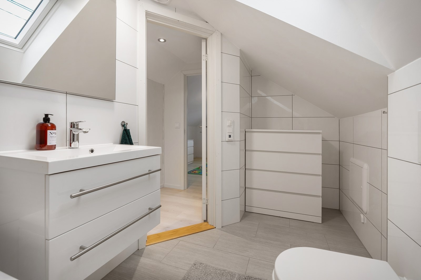 Badet i denne etasjen ble oppusset i 2018 og har flislagte gulv og vegger Galleribilde