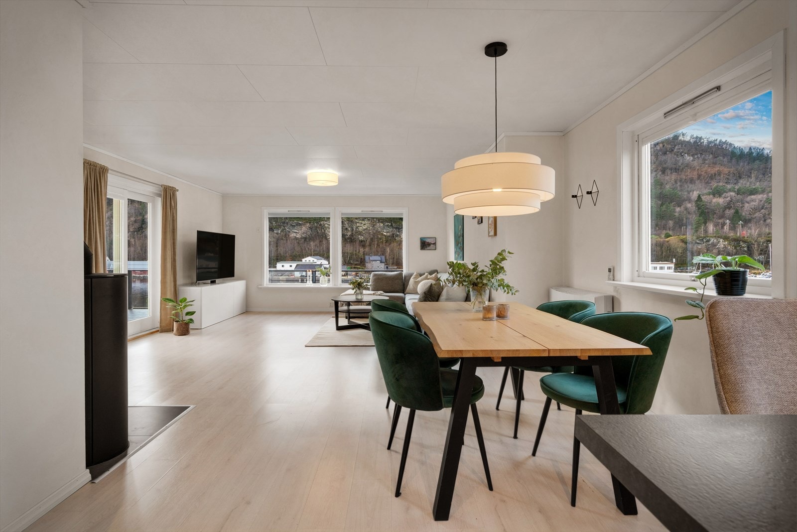 Boligen har gjennomgående laminatgulv i oppholdsrom Galleribilde