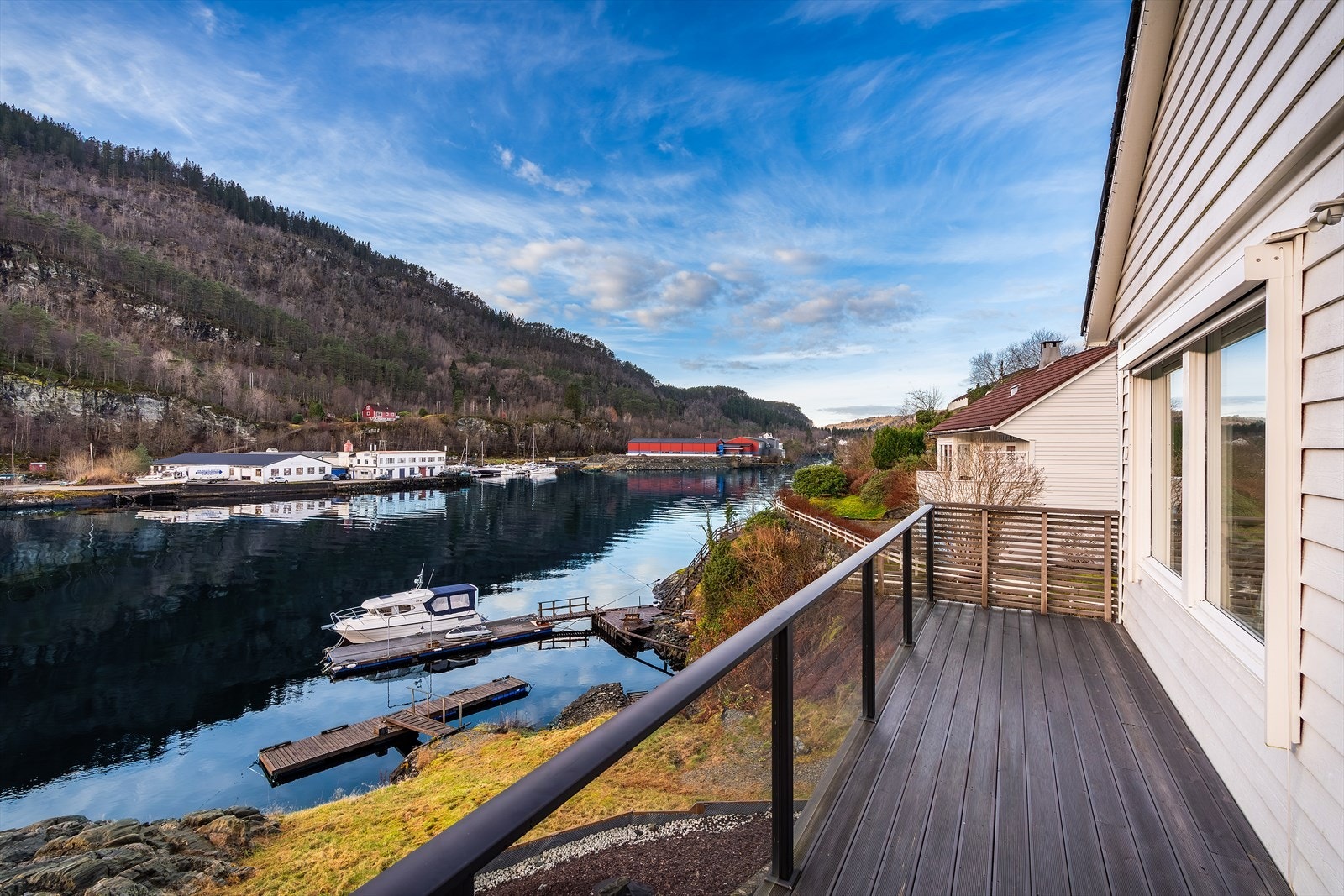 Utsikt mot flytebryggen like nedenfor boligen Galleribilde