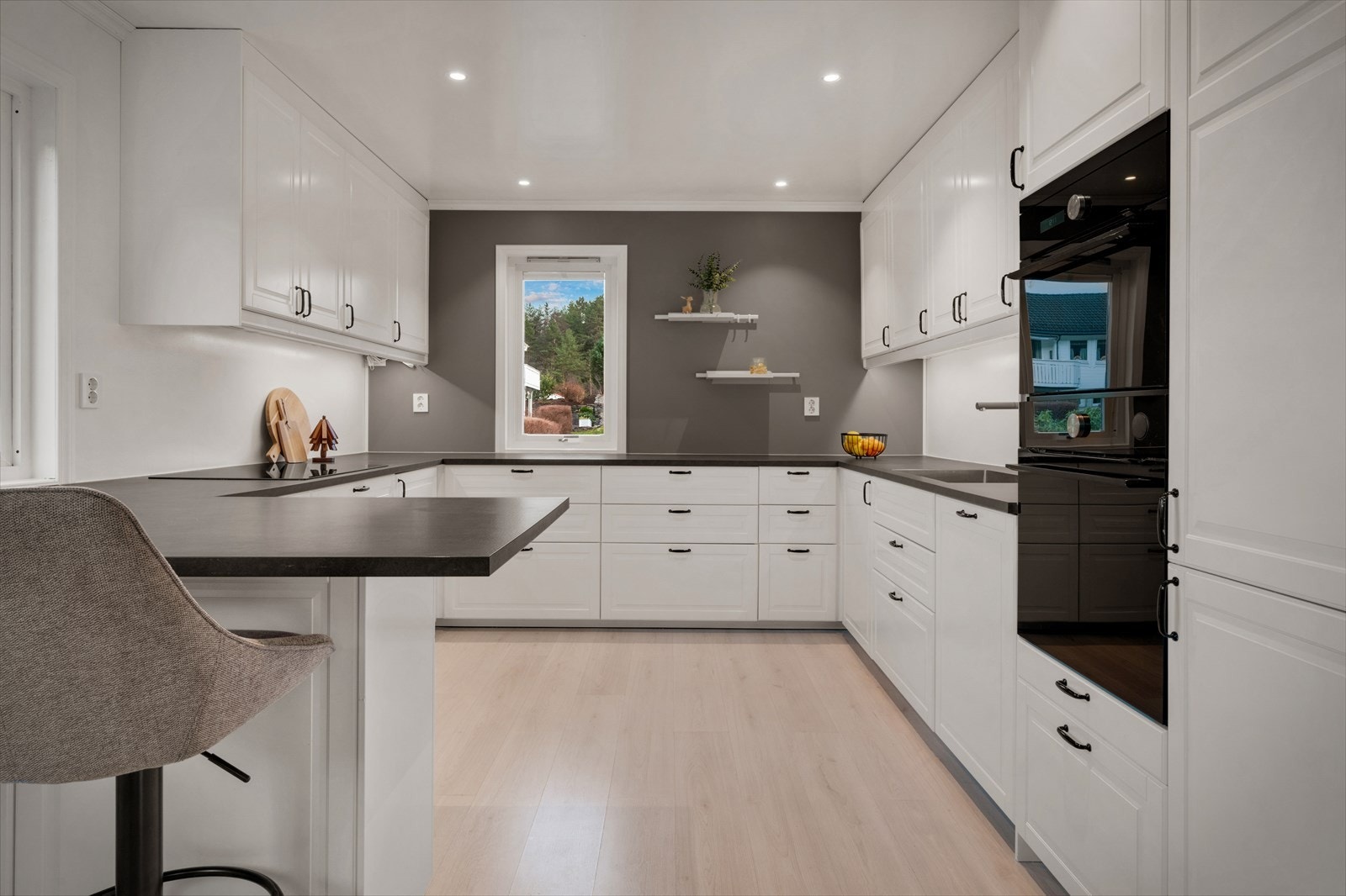 Stort og flott kjøkken med god skap- og benkeplass Galleribilde