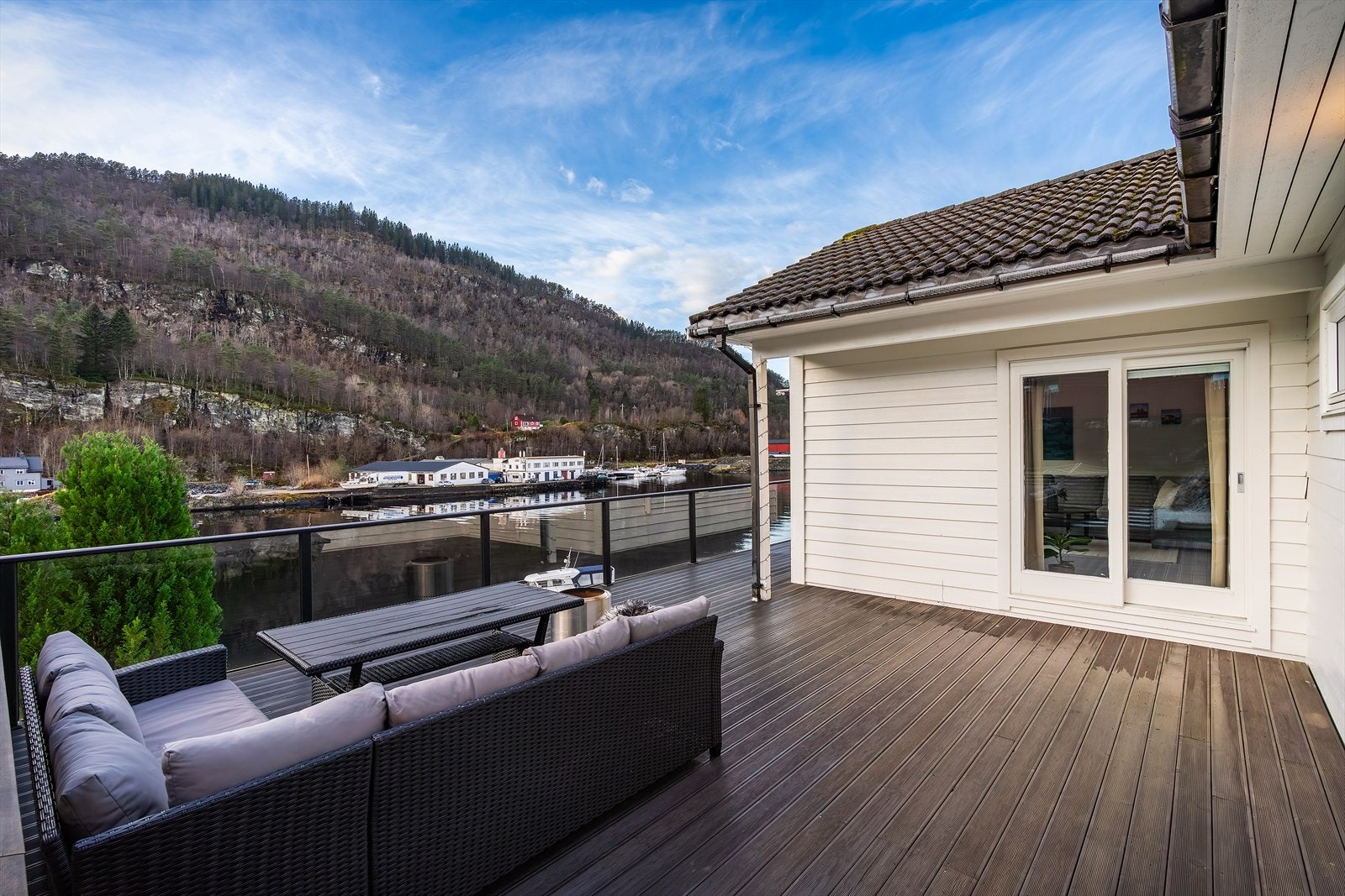 Terrassen har god plass til utemøbler, og skaper en naturlig forlengelse av oppholdsrommet Galleribilde