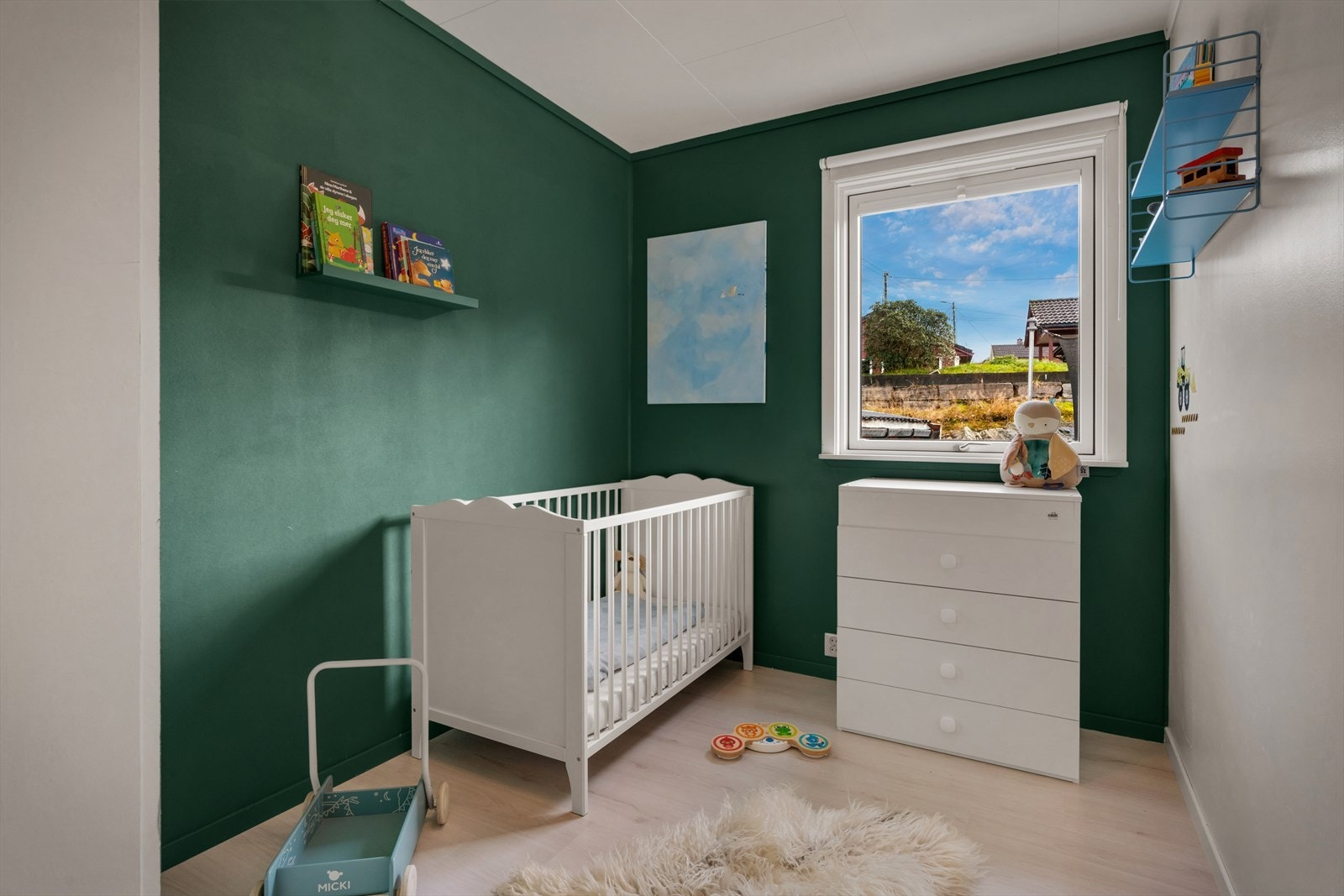 Soverom nr. 2 i denne etasjen er på 6,5 kvm Galleribilde