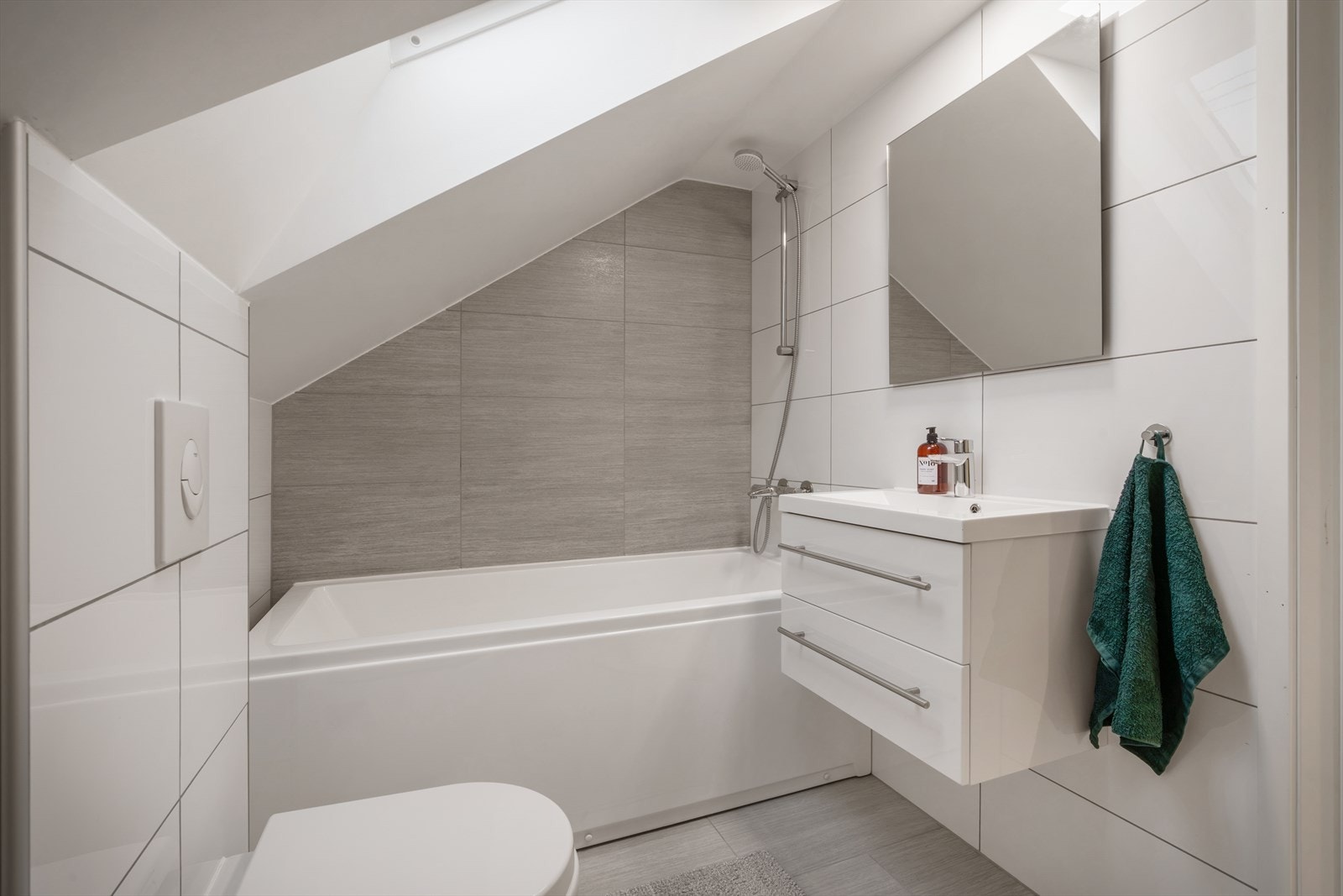 Her er badekar, veggmontert toalett og moderne innredning Galleribilde