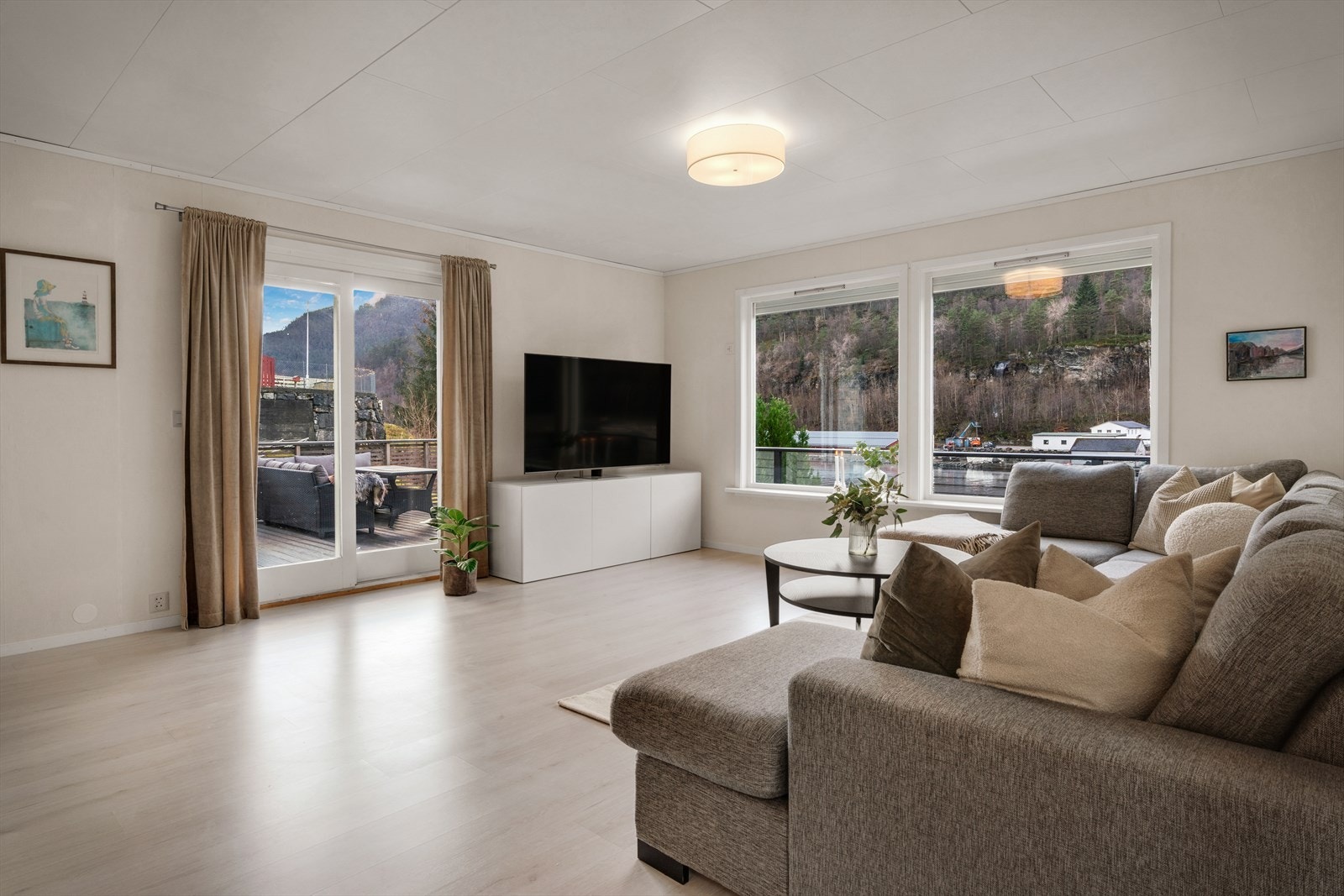 Fra stuen har du direkte utgang til terrassen Galleribilde