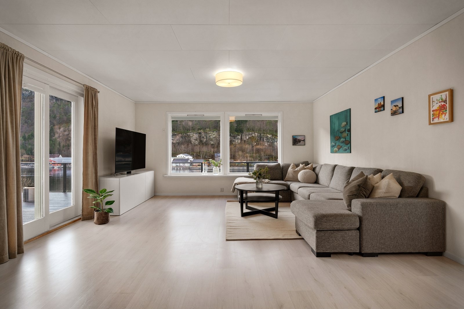 Rommet er på 44 kvm, med mye naturlig lysinnslipp gir dette et luftig inntrykk Galleribilde