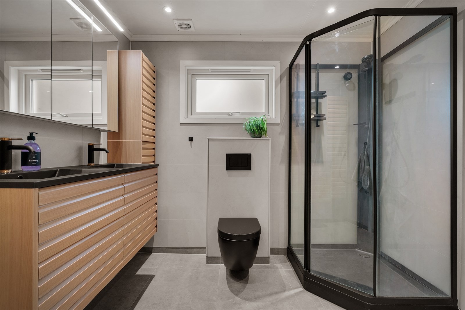 Badet i denne etasjen ble oppusset i 2024 og fremstår moderne Galleribilde