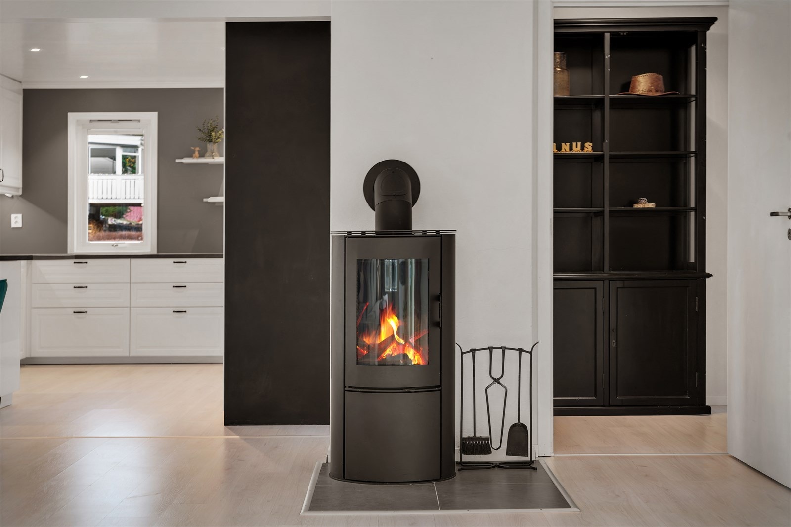 I stuen finner du en vedovn som gir lun varme på kalde dager, i tillegg til varmepumpe for effektiv oppvarming året rundt Galleribilde