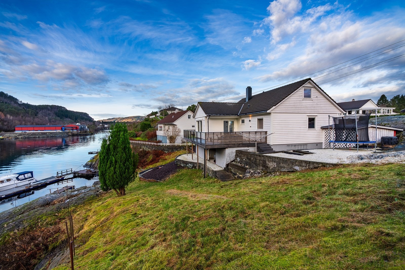 Pen og innholdsrik enebolig over to etasjer, nydelig beliggende ved fjorden Galleribilde