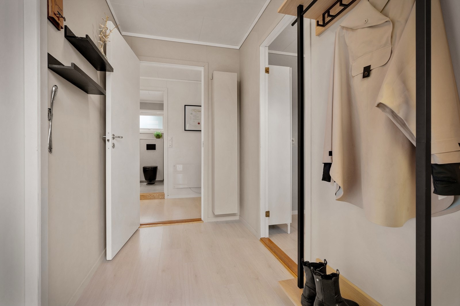 Entréen har god plass til yttertøy og sko Galleribilde