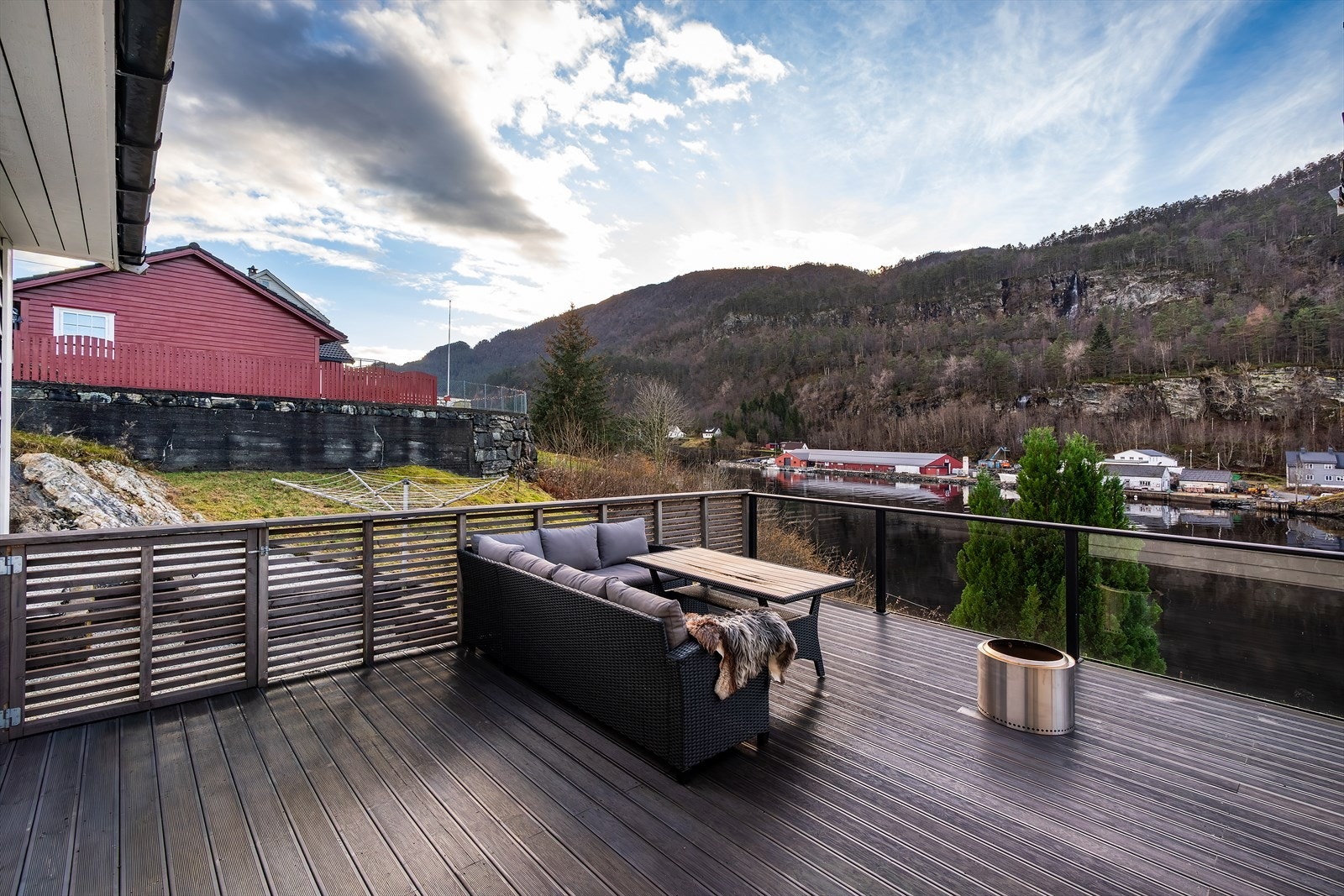 Stor terrasse på ca. 41 kvm, perfekt for sommerdager med grilling, avslapning og utsikt mot sjøen Galleribilde