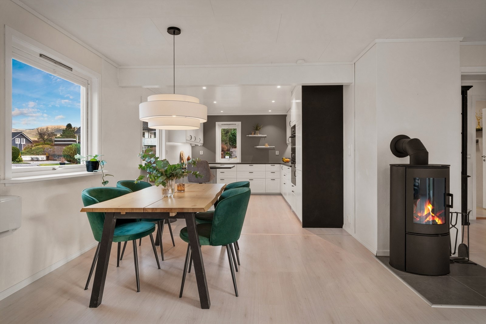 Her er det god plass til både sofagruppe og spisebord Galleribilde