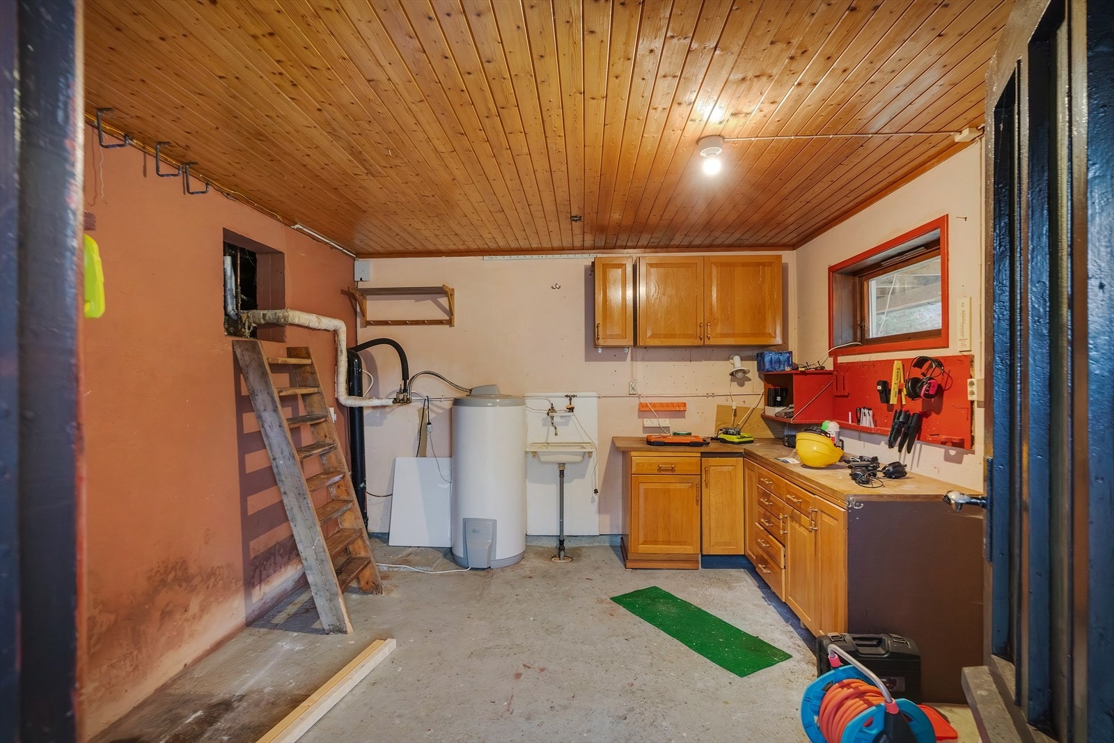 Kjelleren byr på et bodareal på ca. 15 kvm, ideelt for oppbevaring av sesongutstyr og annet Galleribilde