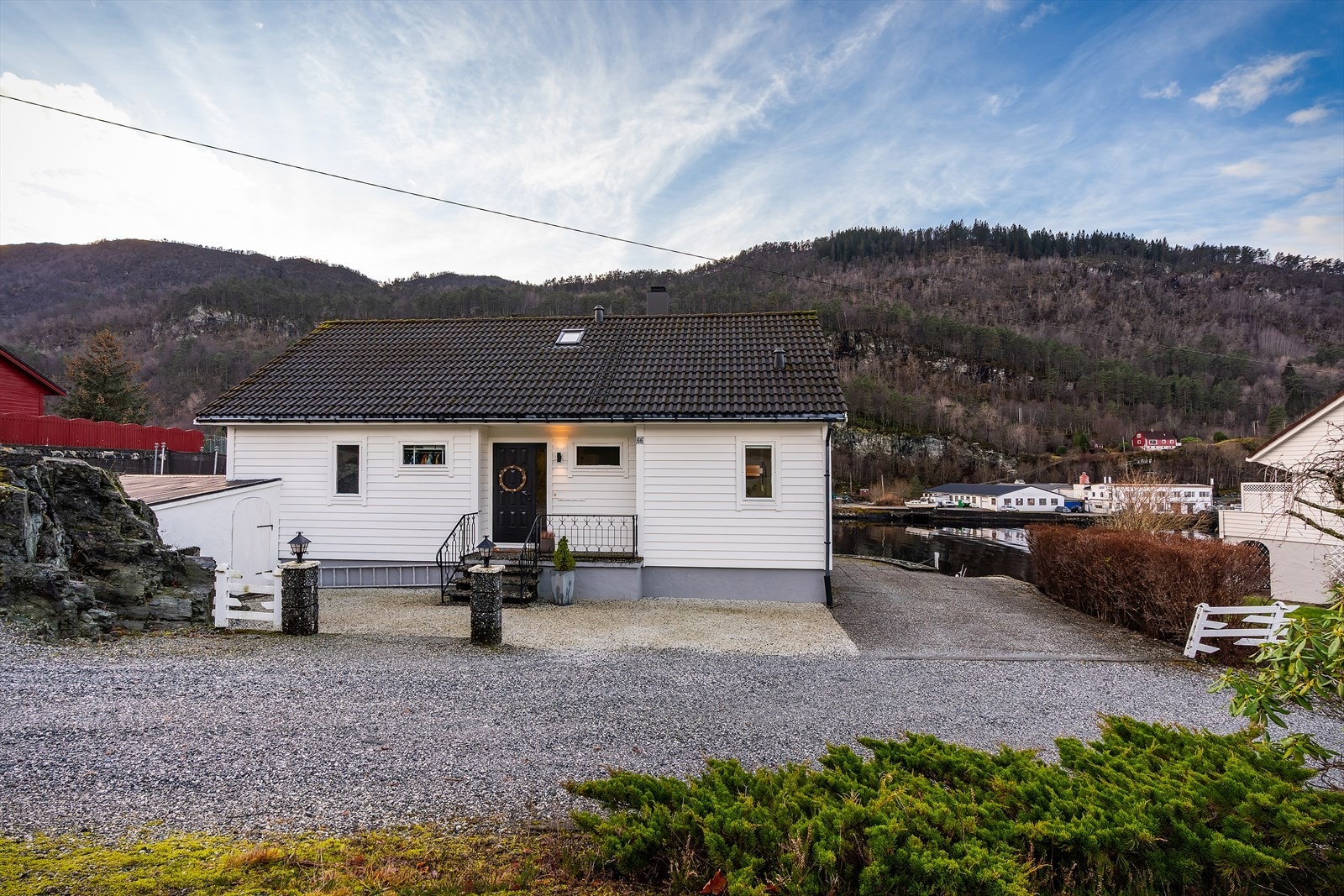 Stor tomt med plass til parkering Galleribilde