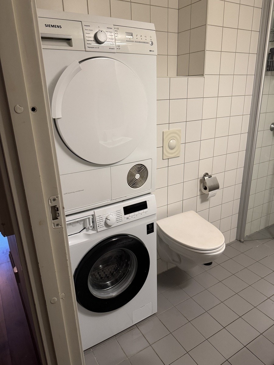 Inkludert vaskemaskin og tørketrommel Galleribilde