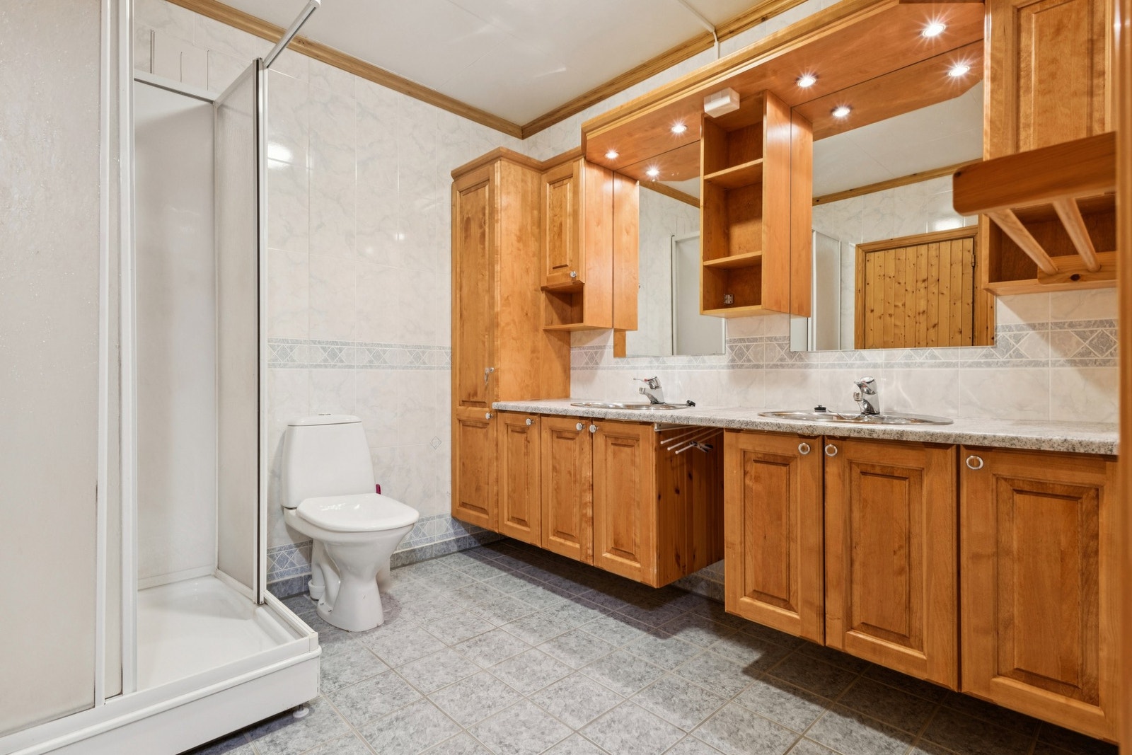 Badet er fra fra 1991 og har varmekabler i gulv, dobbel servant og god belysning. Galleribilde