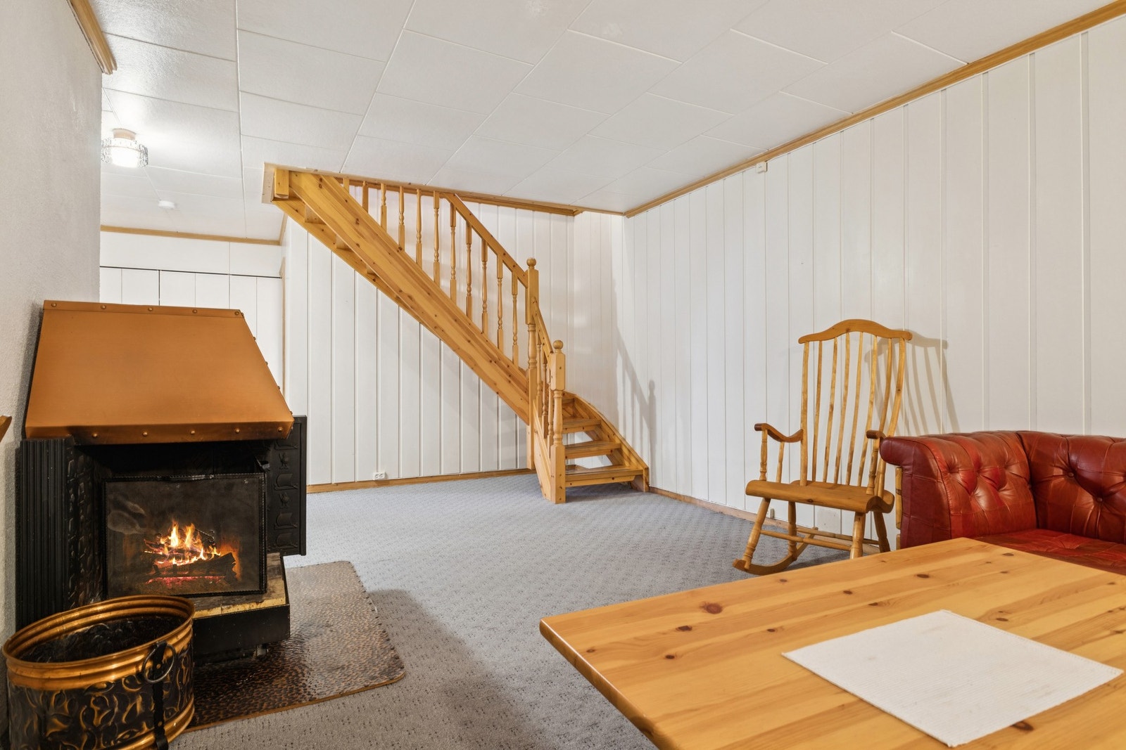 Kjellerstuen har oppvarming via vedfyring. Galleribilde