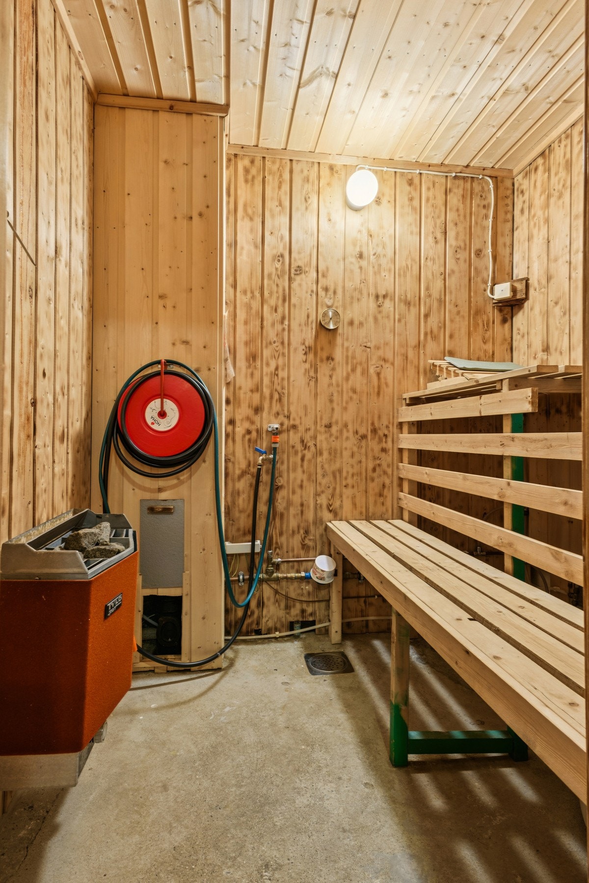 I underetasjen får du også en herlig badstue med badstuovn. Galleribilde