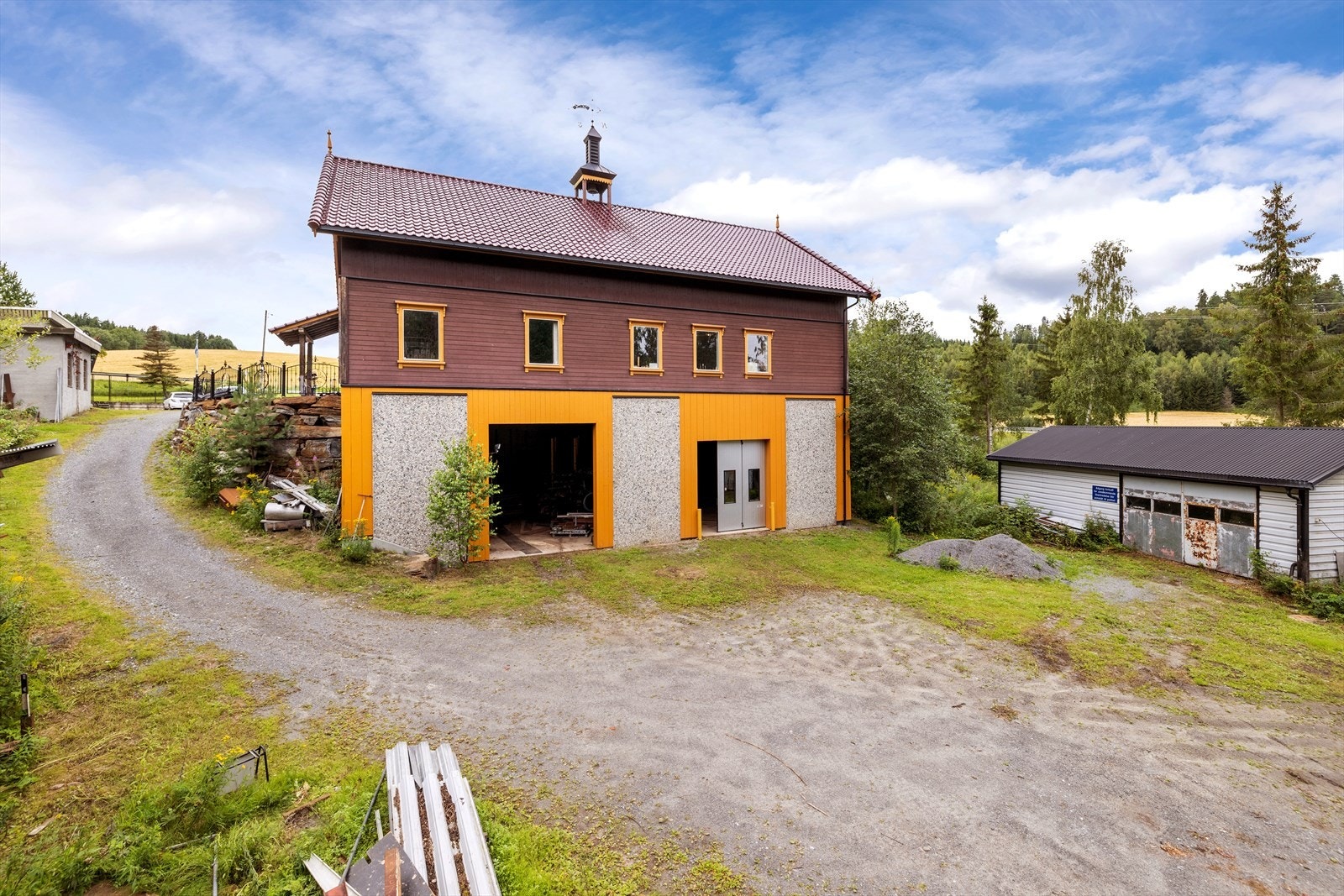 I underetasjen av låven er det et lager med god takhøyde Galleribilde