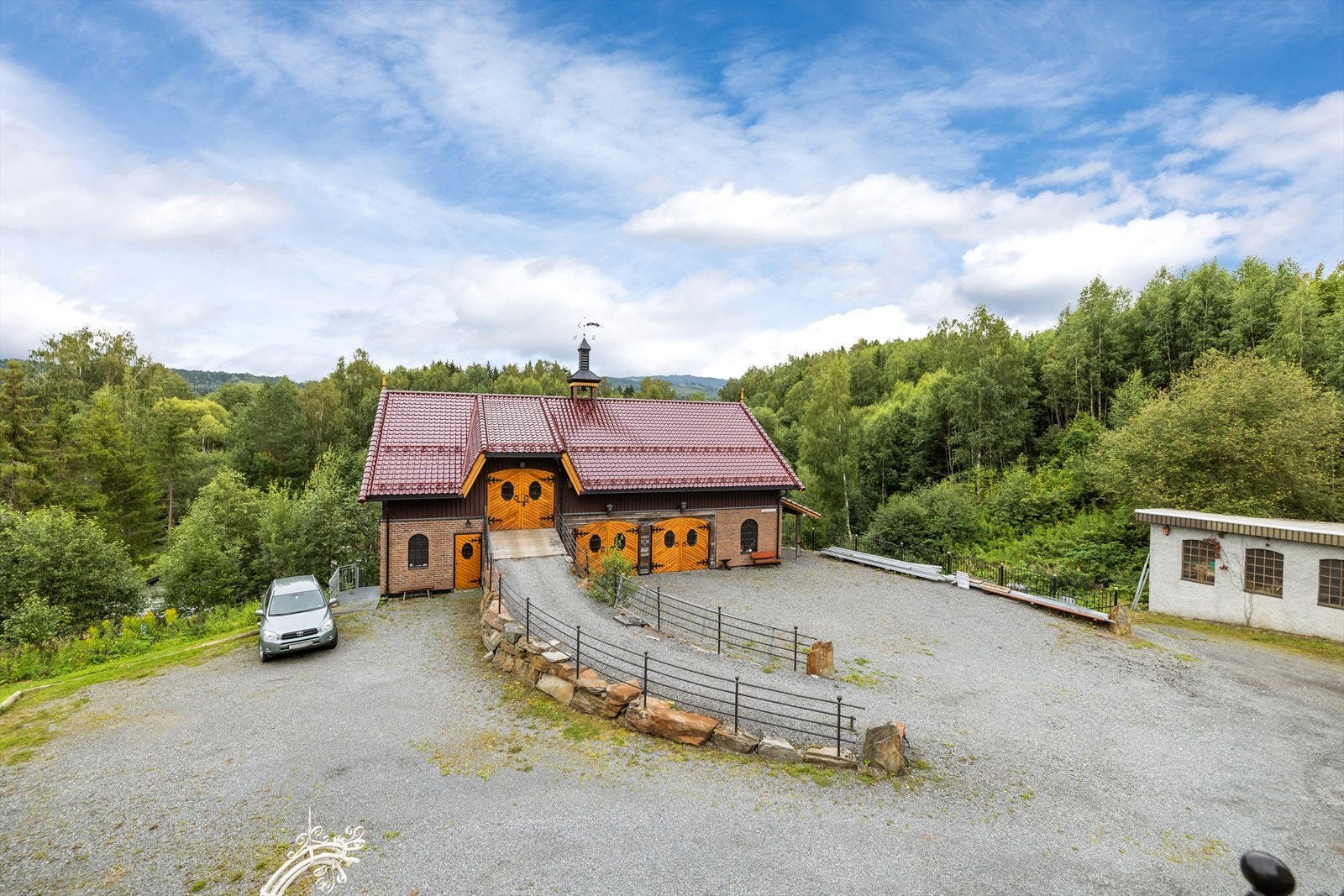 Stor flott låve fra 2008 med 2 store dører og flere boder Galleribilde