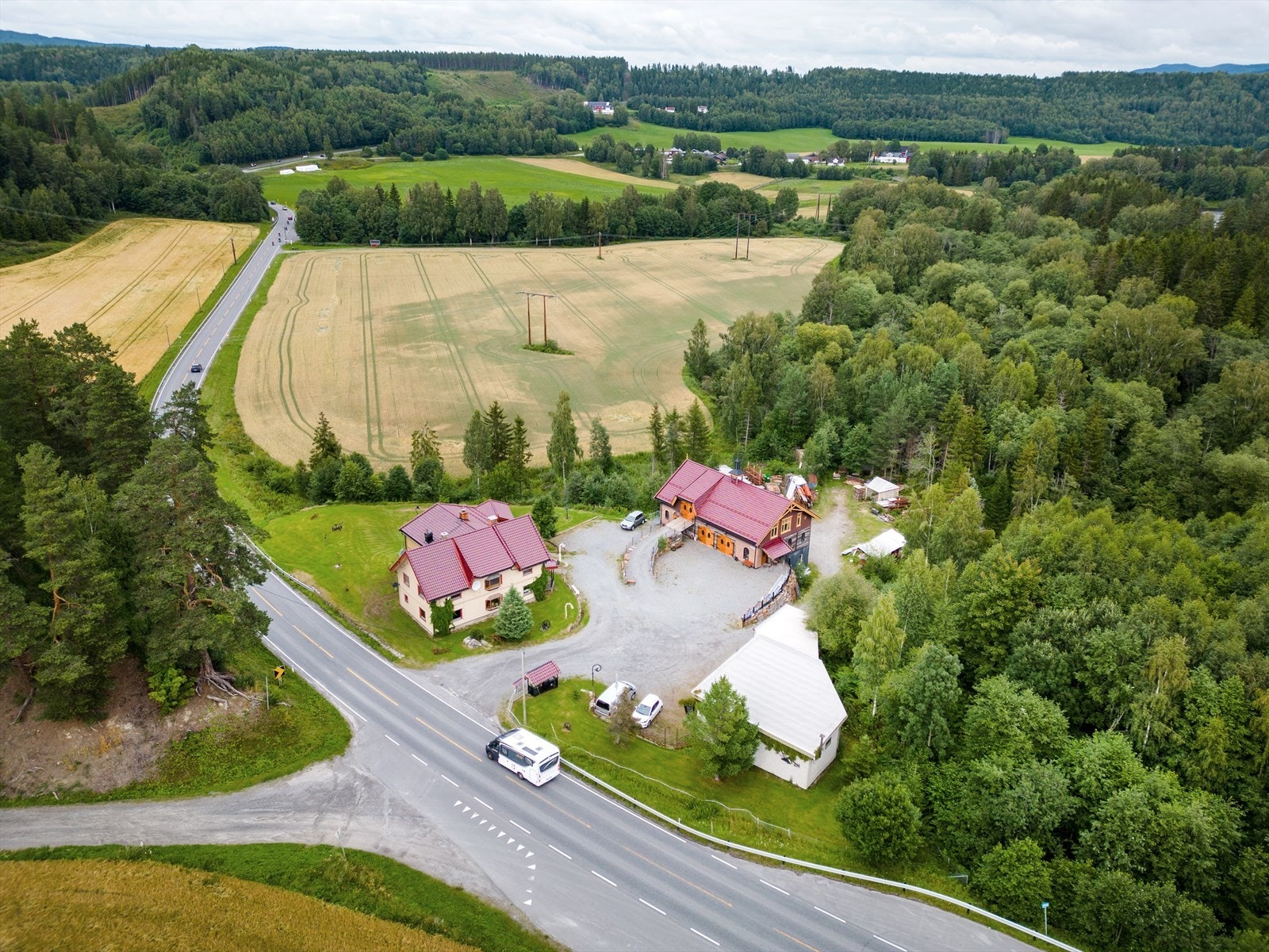 På eiendommen står det oppført en enebolig med 4 enheter, låve, verksted og lager. Galleribilde