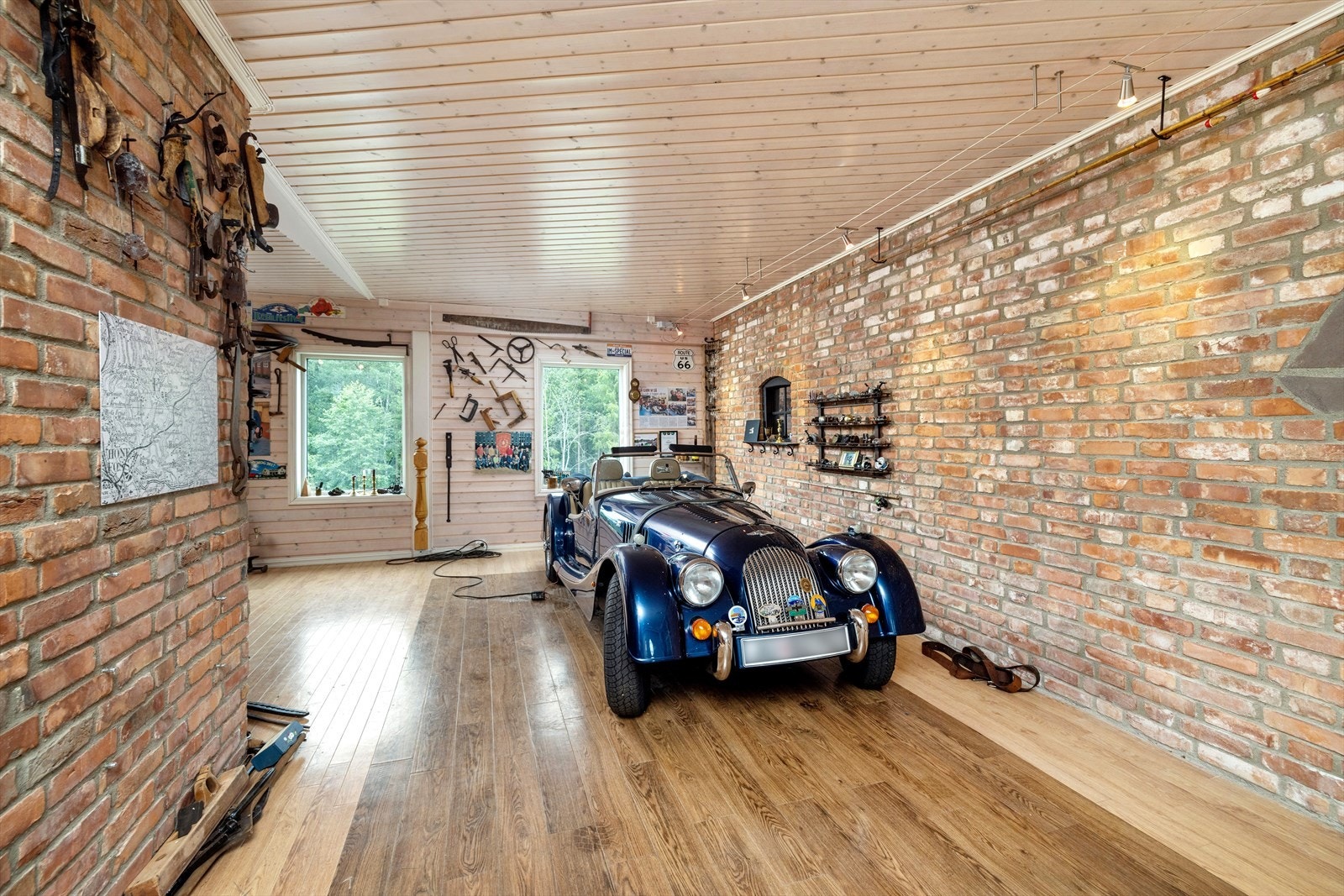 Garasje i låven med flere boder Galleribilde