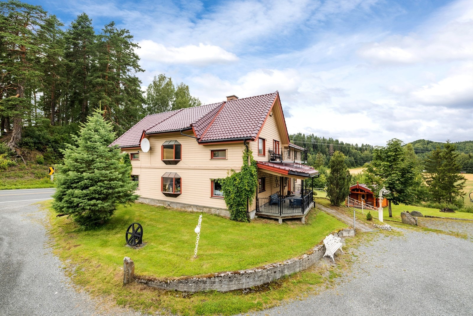 Stort gruslagt tun, opparbeidet med plen og diverse beplantning Galleribilde