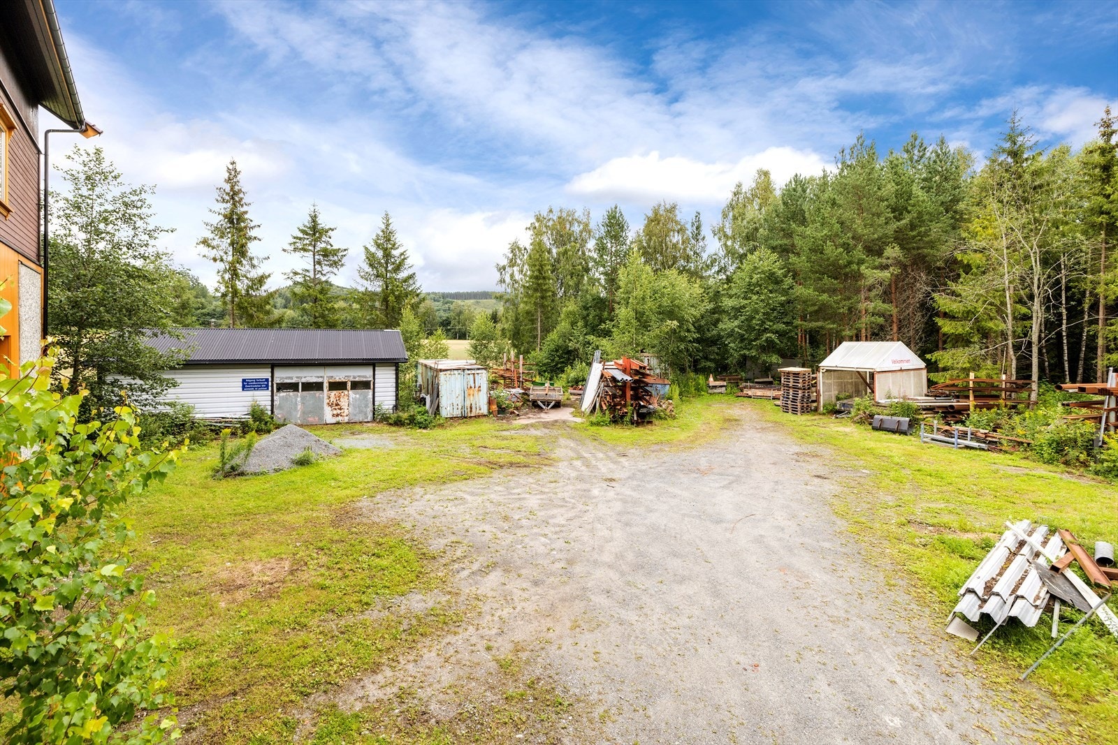 Det er god plass på tomten som er på ca. 8 756m² Galleribilde
