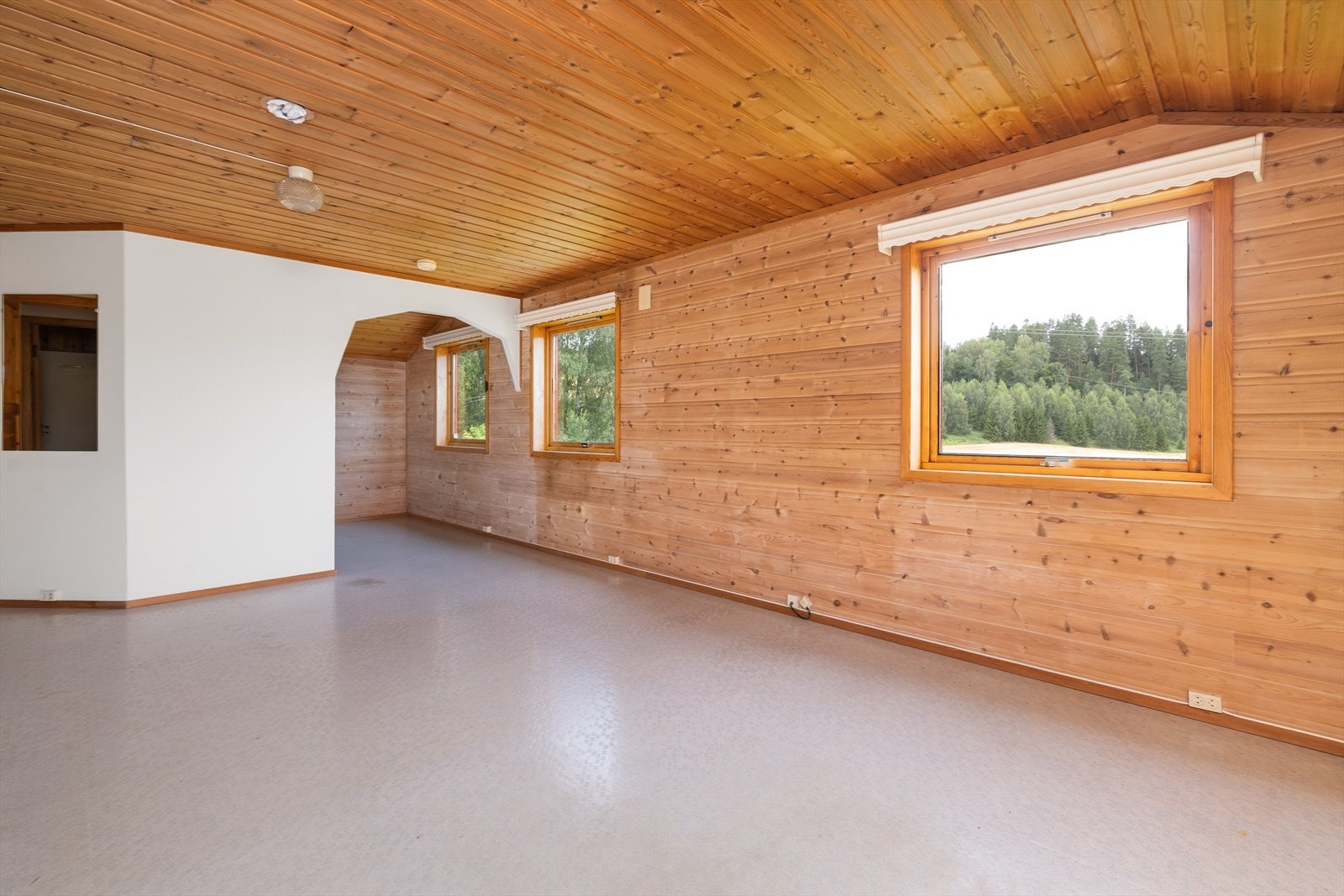 Leilighet nr. 2 i 2.etg. med stor delvis åpen stue- kjøkkenløsning Galleribilde