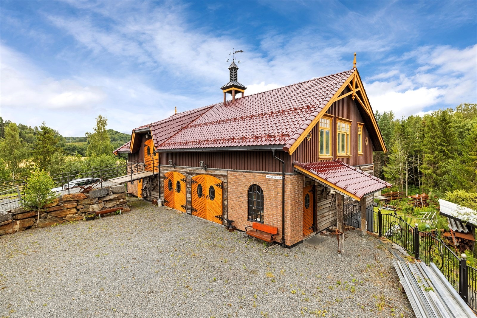 Låven er et ordentlig smykke på eiendommen og er godt vedlikeholdt Galleribilde
