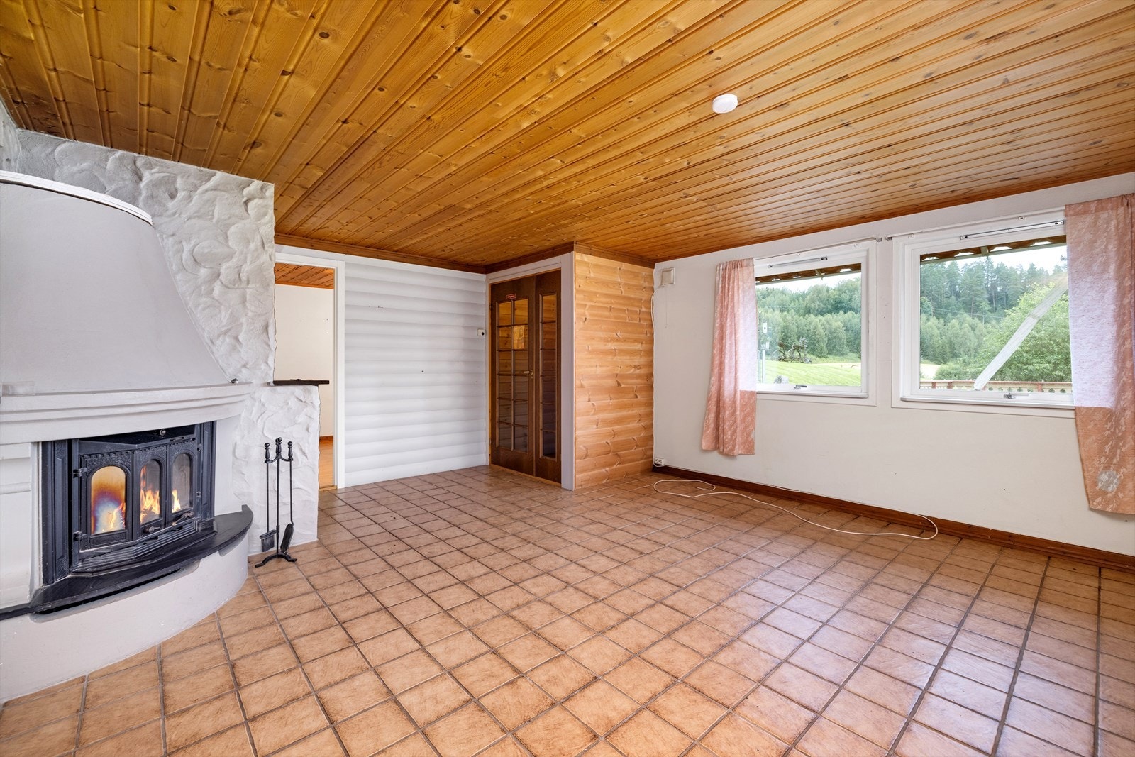 Sokkelleilighet med stor åpen stue og kjøkken iflg. byggetegner er dette et disponibelt rom og ikke godkjent for varig opphold Galleribilde