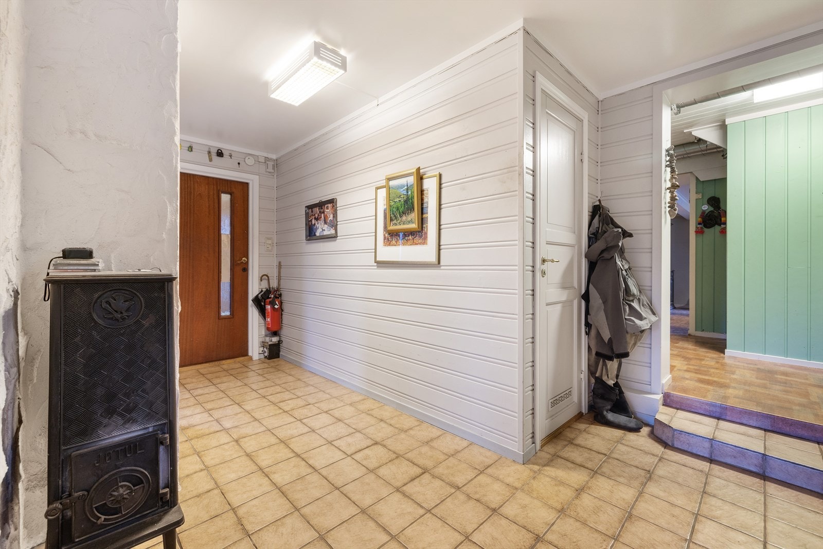 Hoveddelen består av 3 soverom, bad, toalettrom, vaskerom, stue og kjøkken Galleribilde