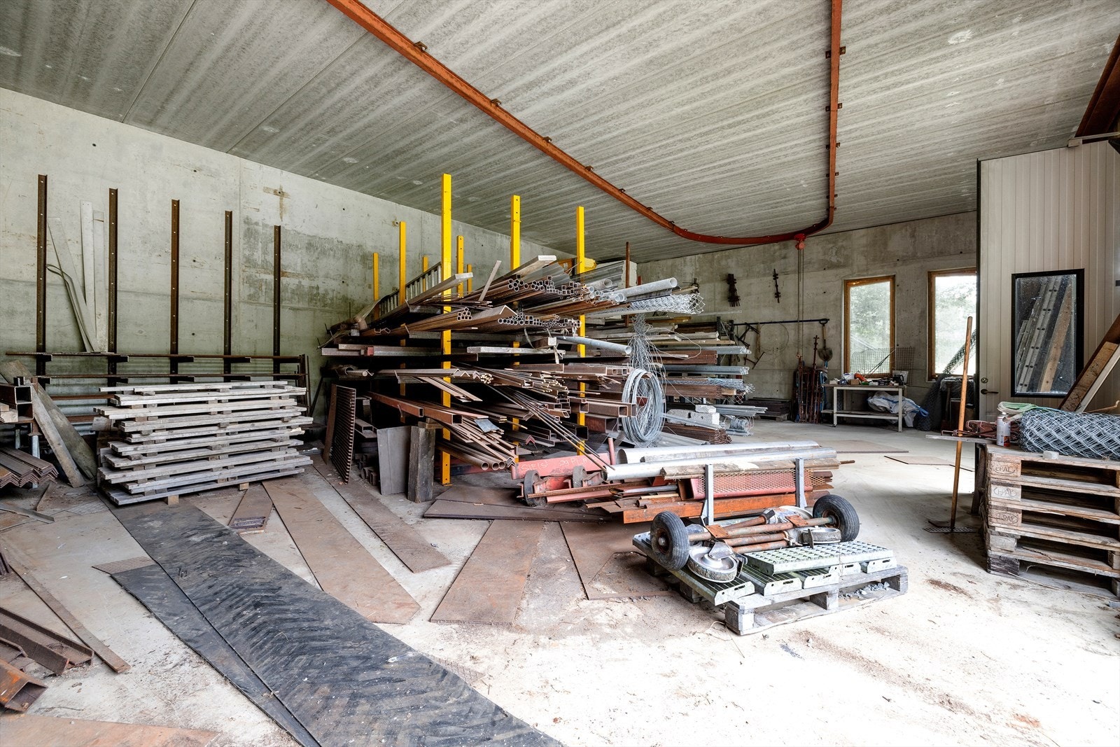 Skinne med kran i taket medfølger Galleribilde