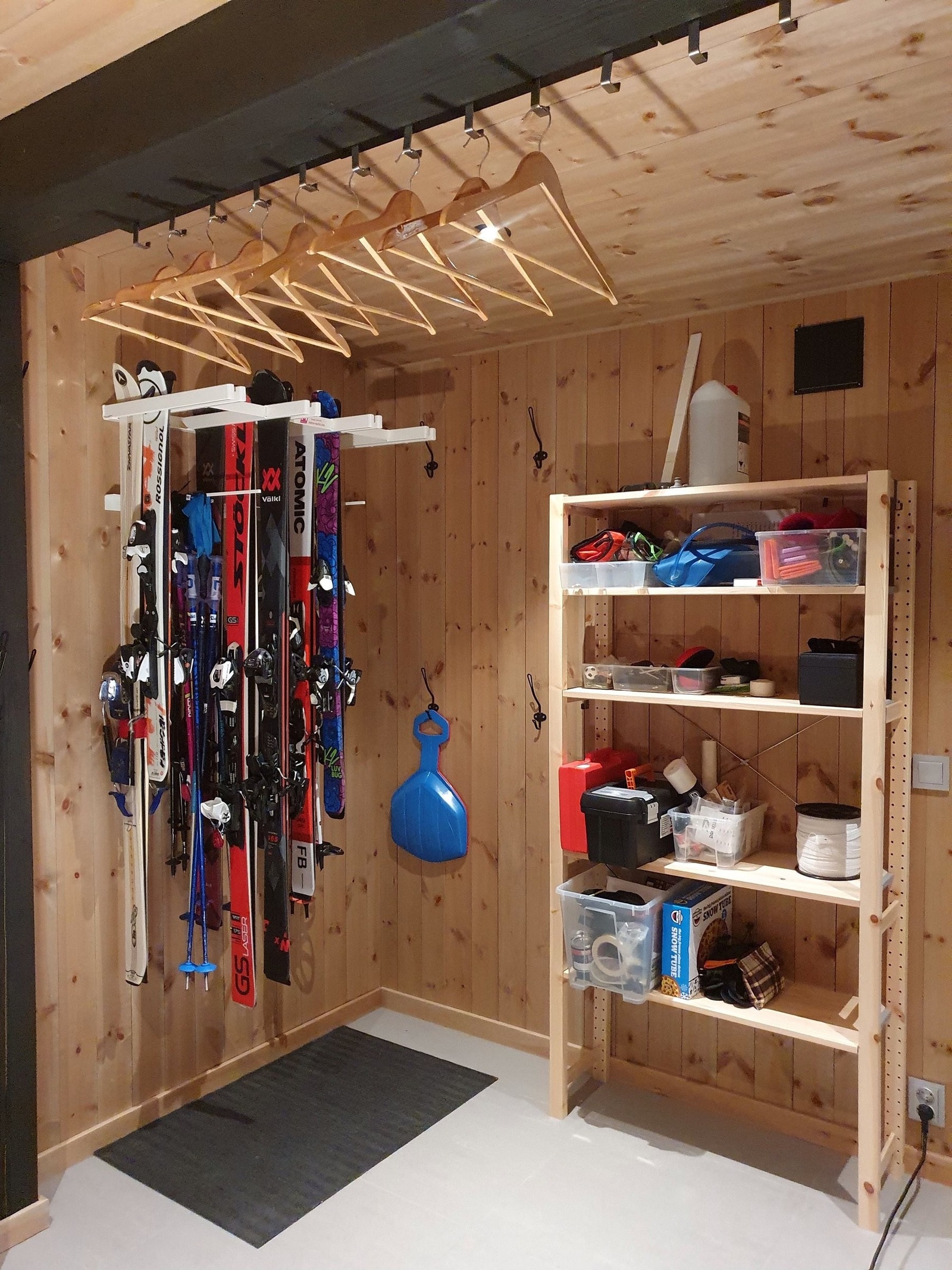 Smart skistativ som tar mange skipar (og staver) - både alpint og langrenn. Knaggrekker langs hele takbjelken. Her kan 2 familier tørke klær uten kaos. Galleribilde