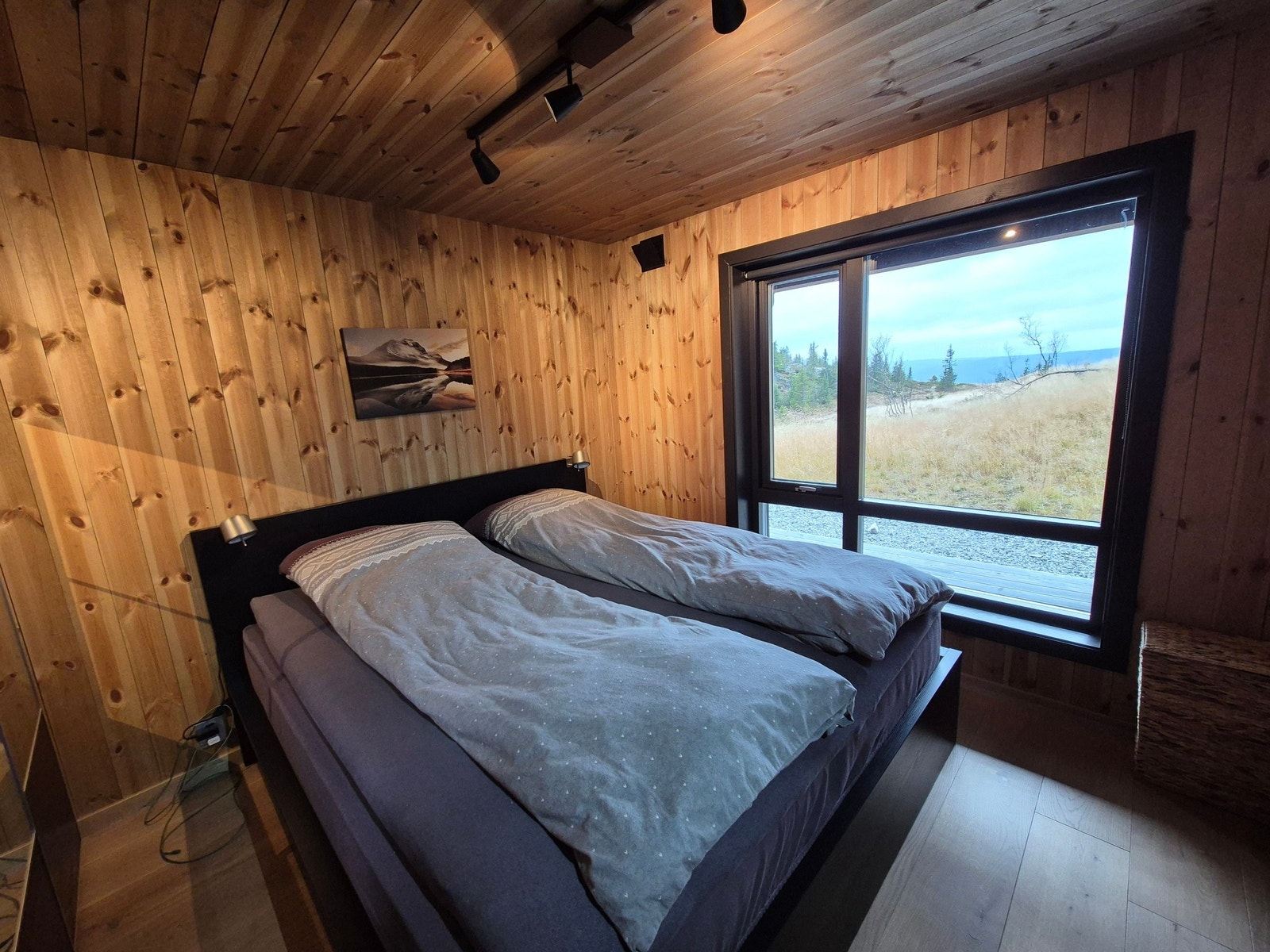 Soverom 1 (i 1 etg). Blendingsgardin og panelovn. 2 knaggrekker på vegg. Galleribilde