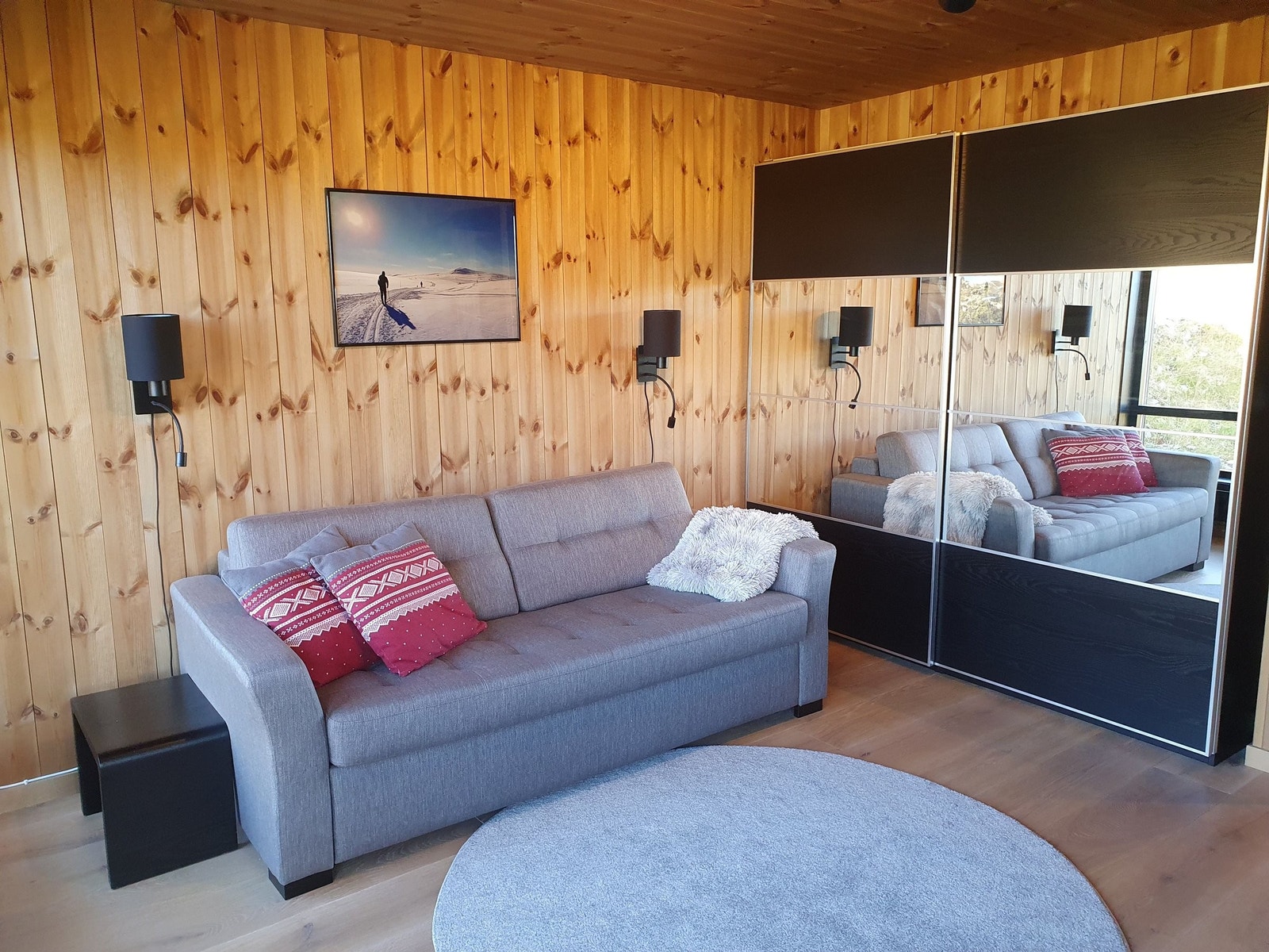 Tv-stue eller soverom 3. Garderobeskap. Internettilkobling. Panelovn. Store vinduer med blendingsgardin. Utgang terrasse. Galleribilde