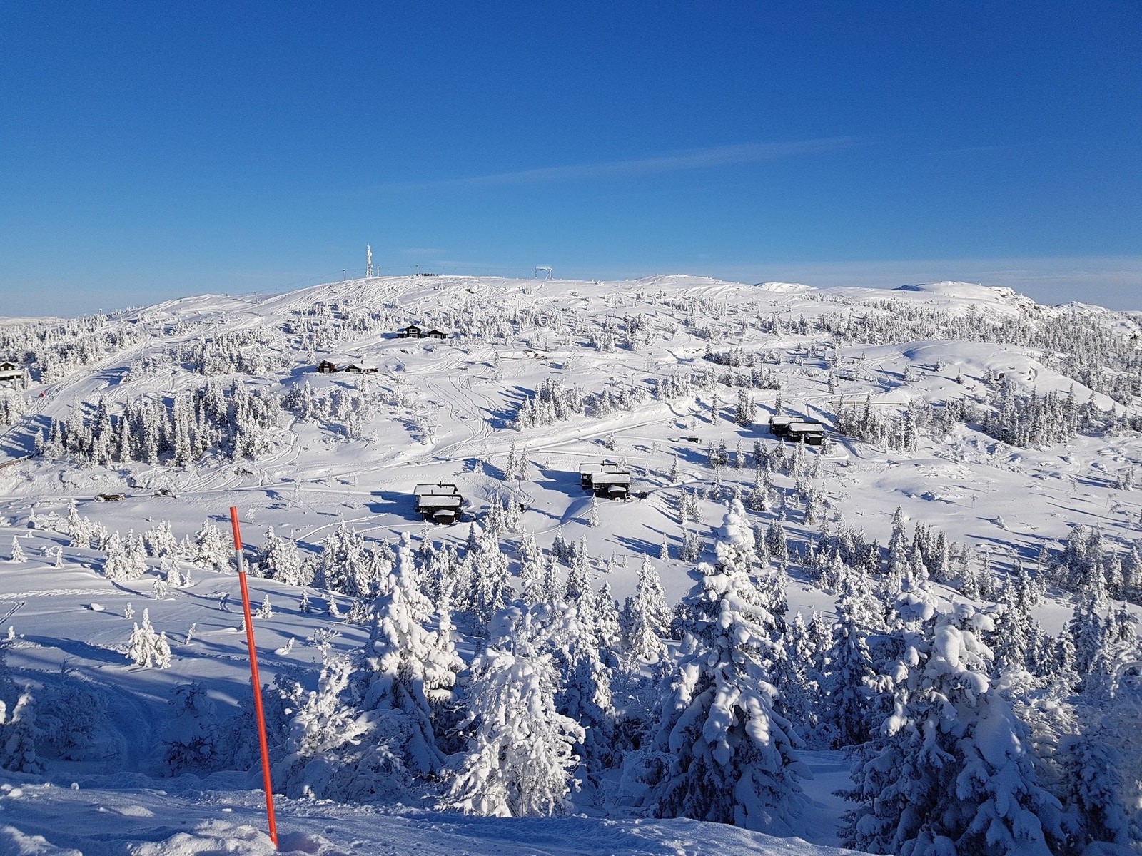 Fra stolheisens toppstasjon, ser mot Syningen og Panorama. Hytta ligger i første rekke. Galleribilde