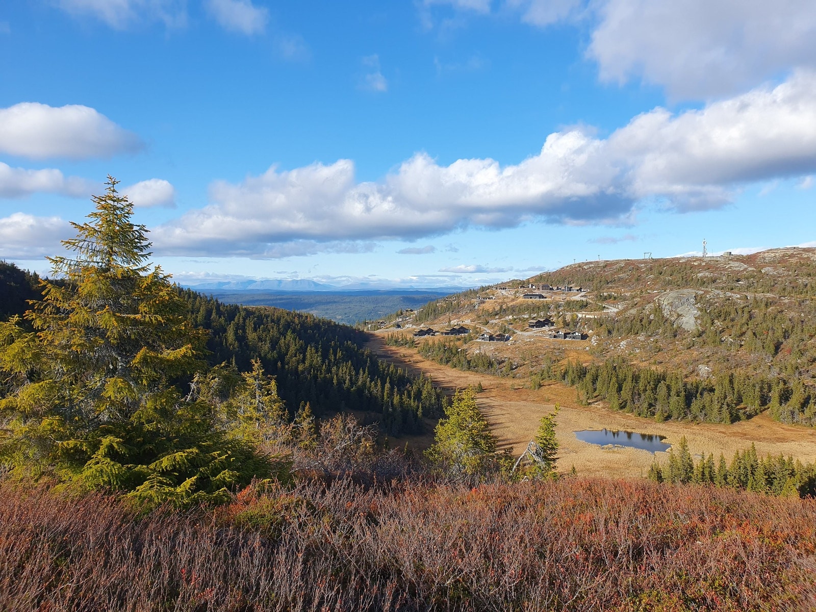 Tur mot Høgelinatten, bilde tatt ut skaret hvor hytta ligger. Galleribilde