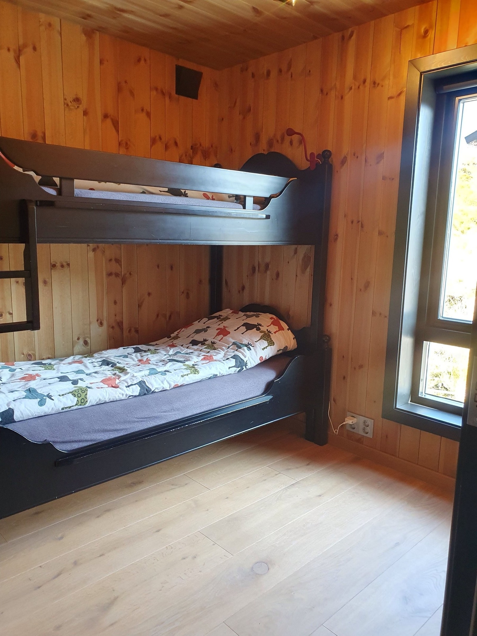 Soverom 2 (i 1 etg). Køyeseng, nederste køye kan dras ut og gjøres om til dobbeltseng. Panelovn og knagger på vegg. Galleribilde