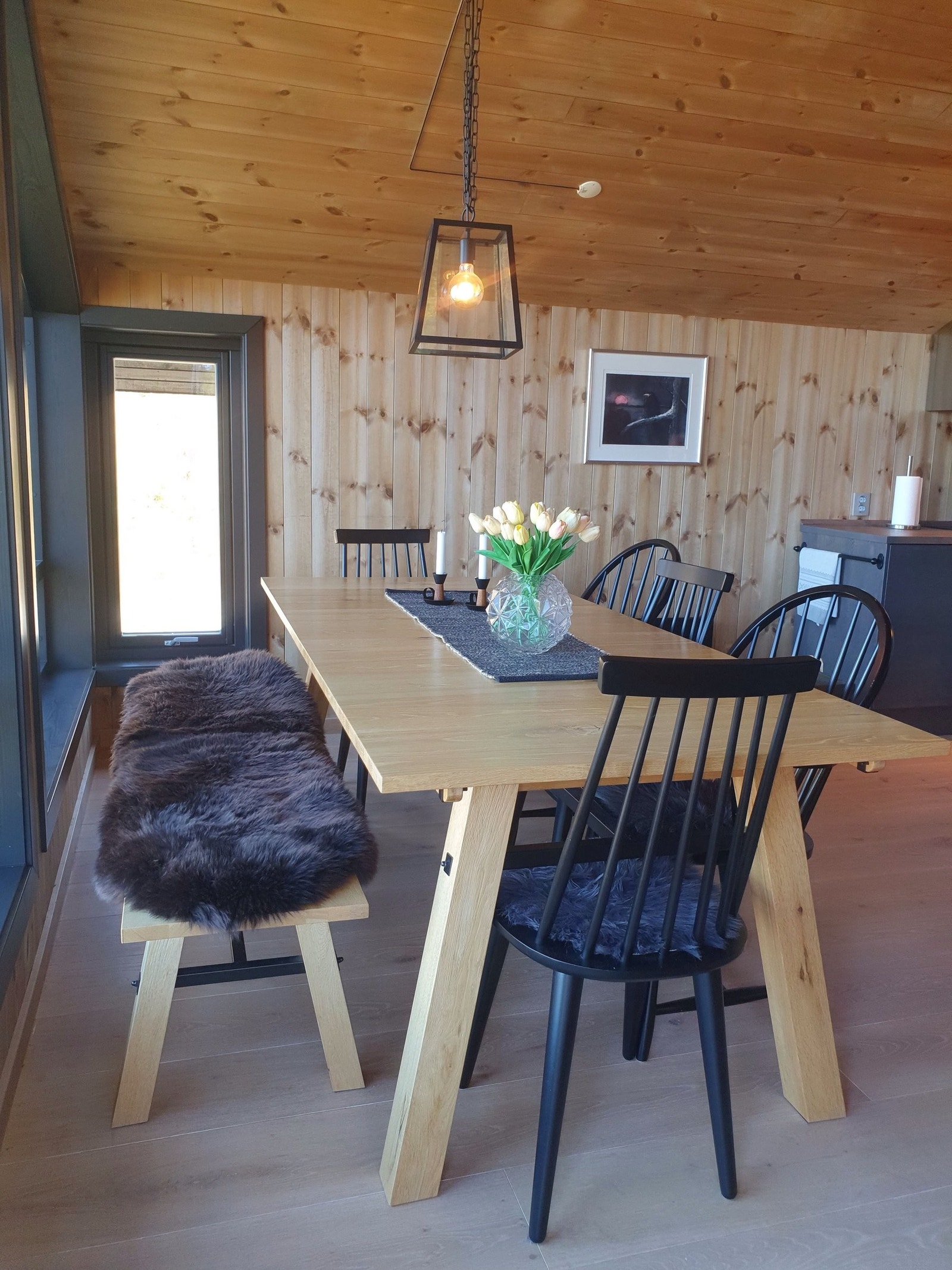 Spiseplass ved vinduet. Nordvest vendt. Galleribilde