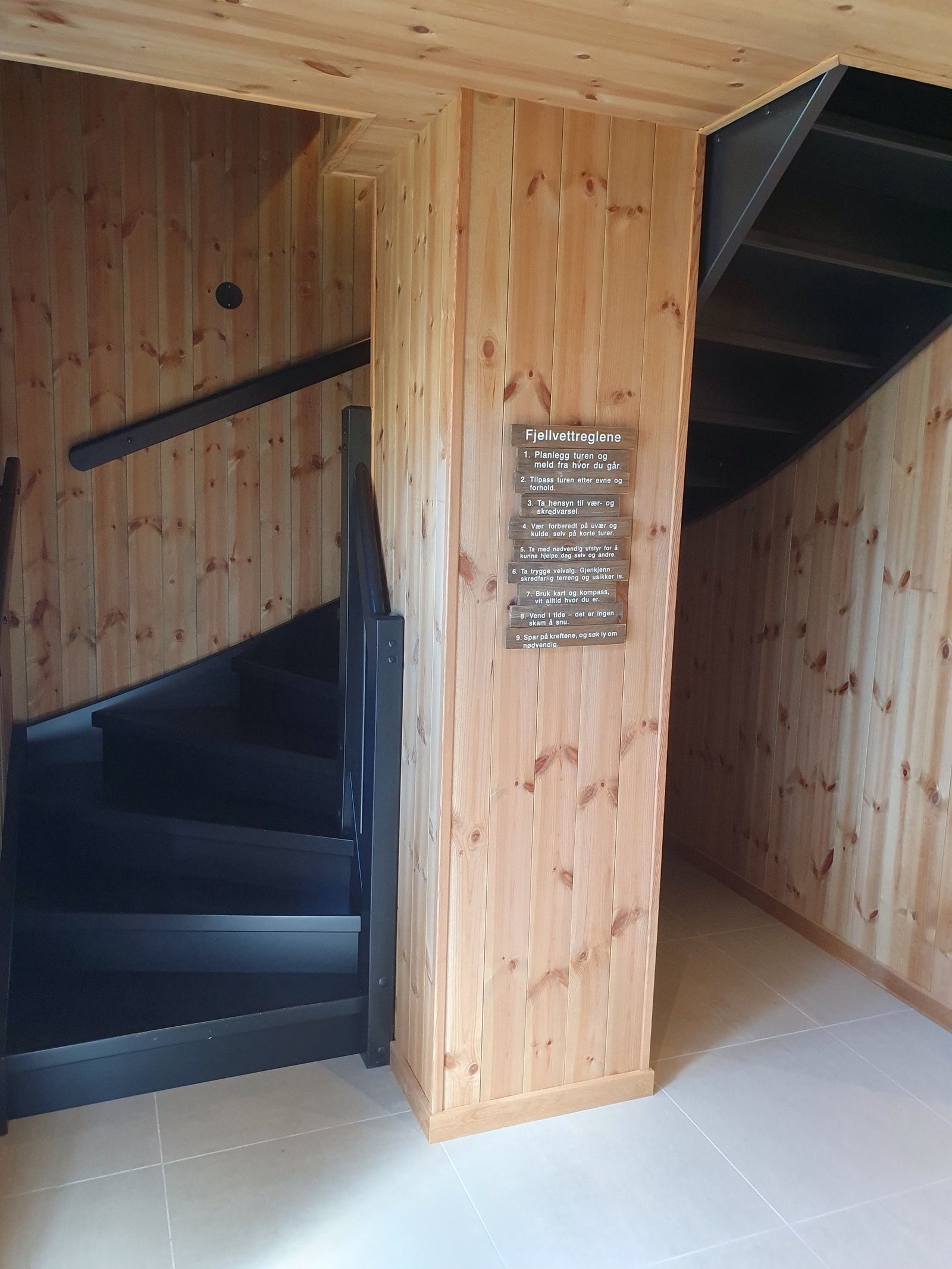 Under trappen er det lagringsplass. Galleribilde