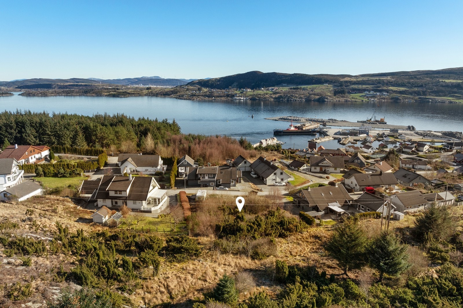 Flott beliggenhet i høyden med utsikt mot sjø! Galleribilde