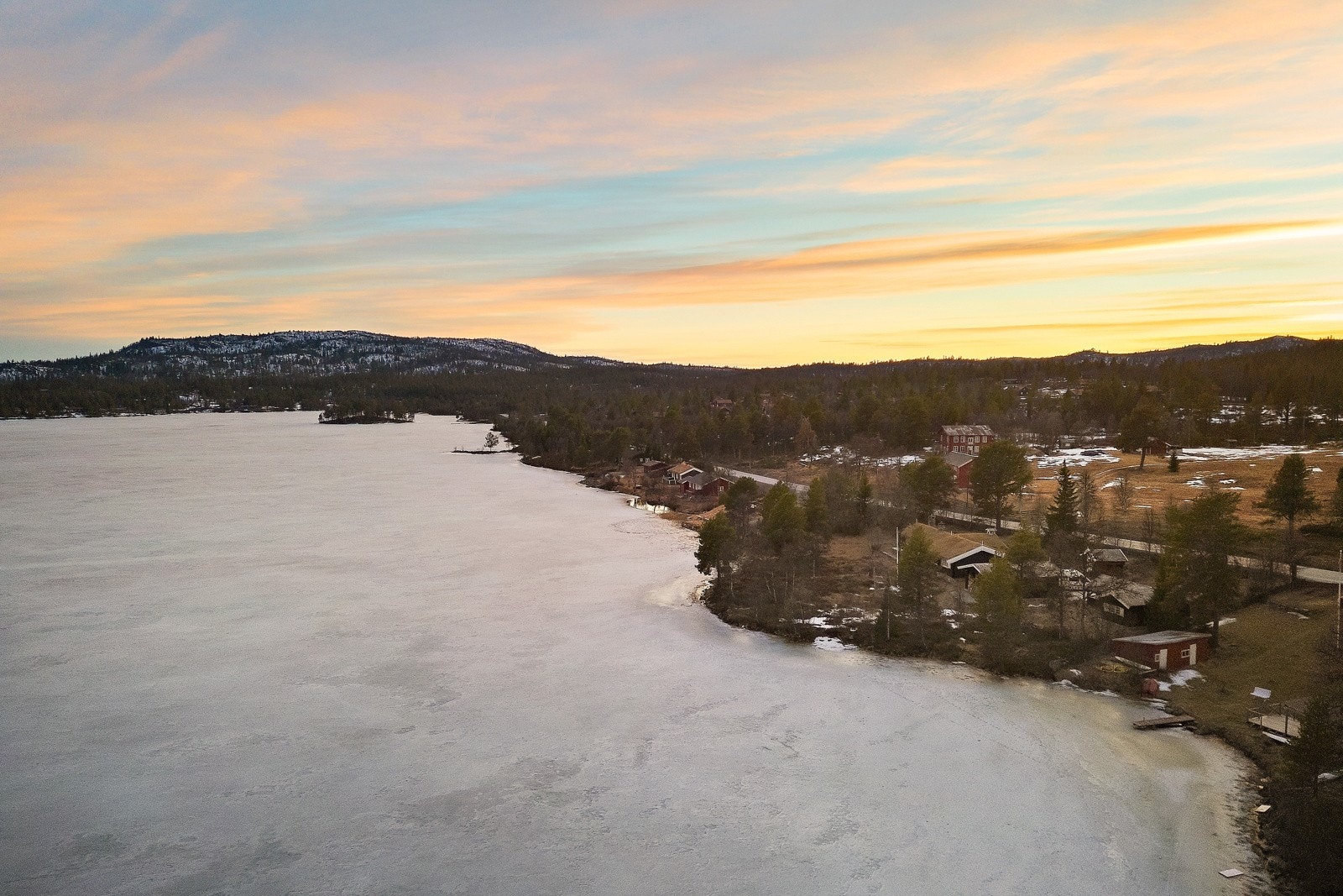 Hytta ligger ved Buvatn, i et herlig norsk fjellandskap. Galleribilde