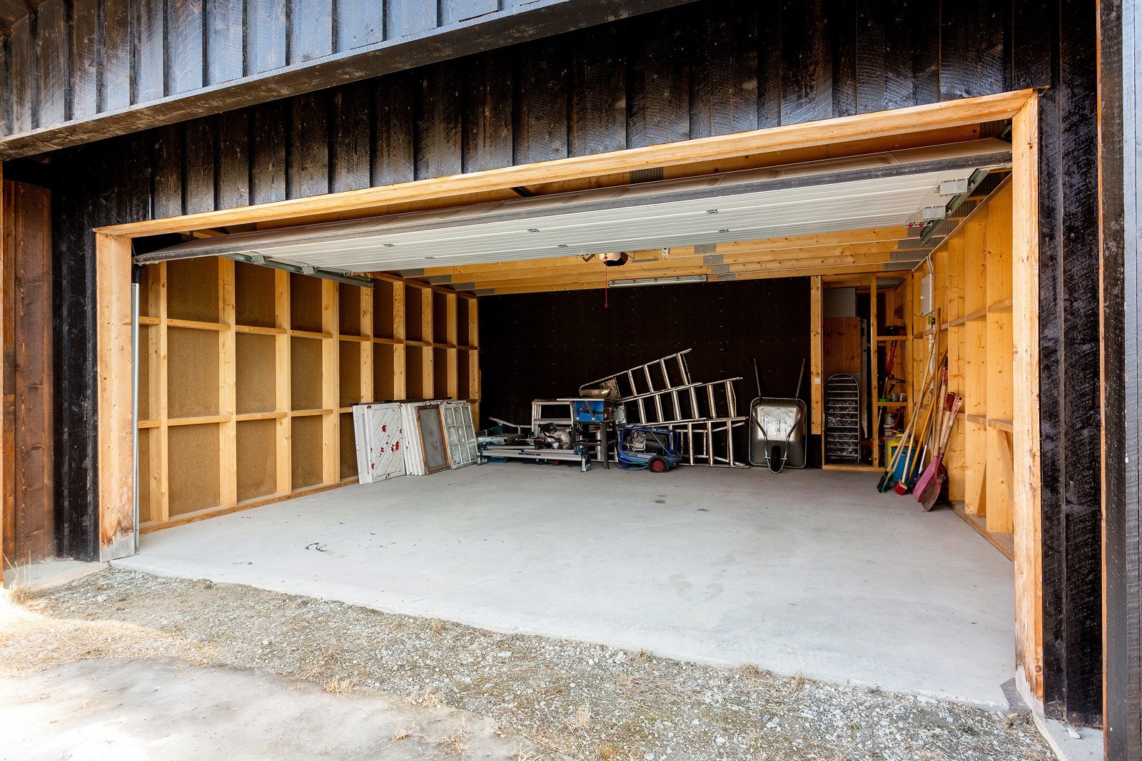 Det er en nyere dobbeltgarasje med god lagringsplass. Galleribilde