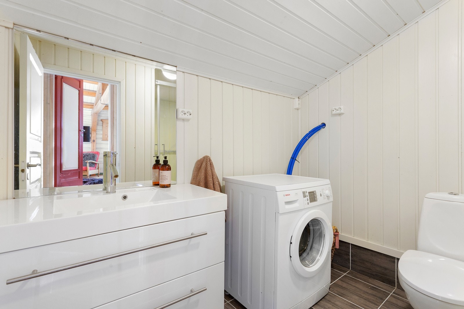 Det er opplegg for vaskemaskin i hytta. Galleribilde