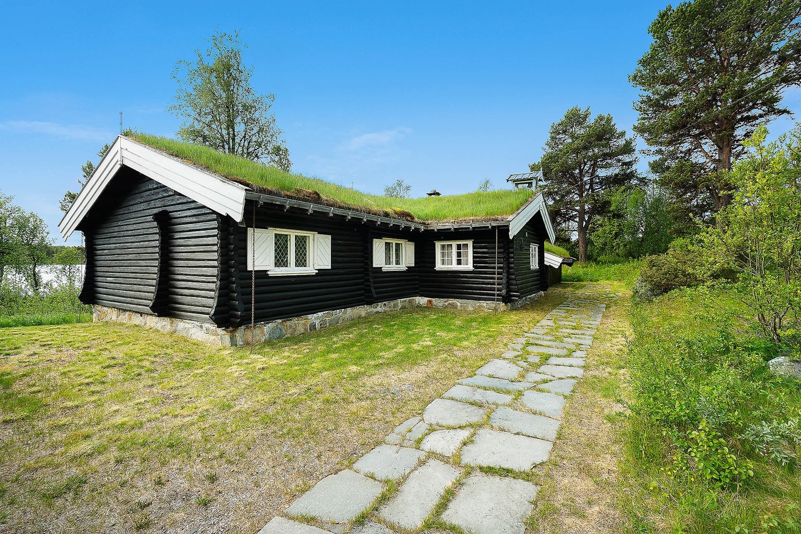 Eiendommen er innholdsrik, og har enkel adkomst med bil. Galleribilde