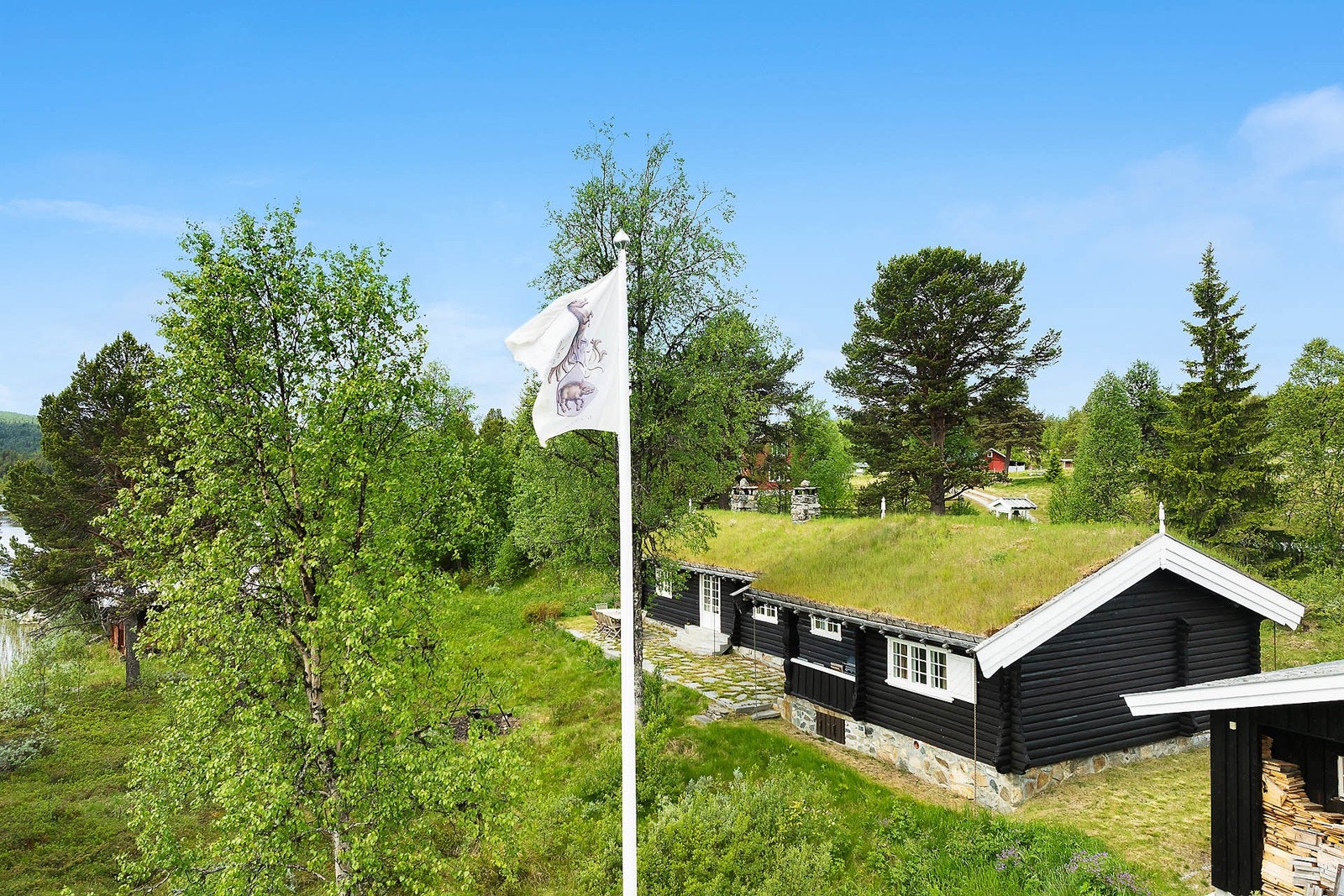 En helt spesiell eiendom med nærhet til alpinanlegg, fiskemuligheter, golf og nydelige turmuligheter. Galleribilde