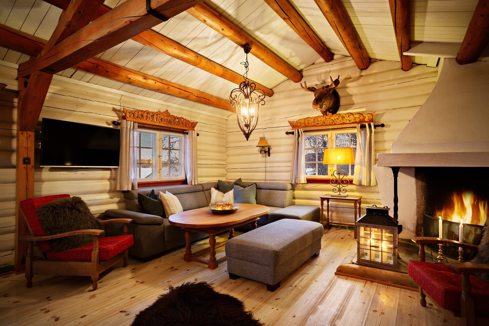 Om kvelden kan man nyte lun vedvarme og knitring fra peisen. Det er også en klebersteinsovn i stuen. Galleribilde